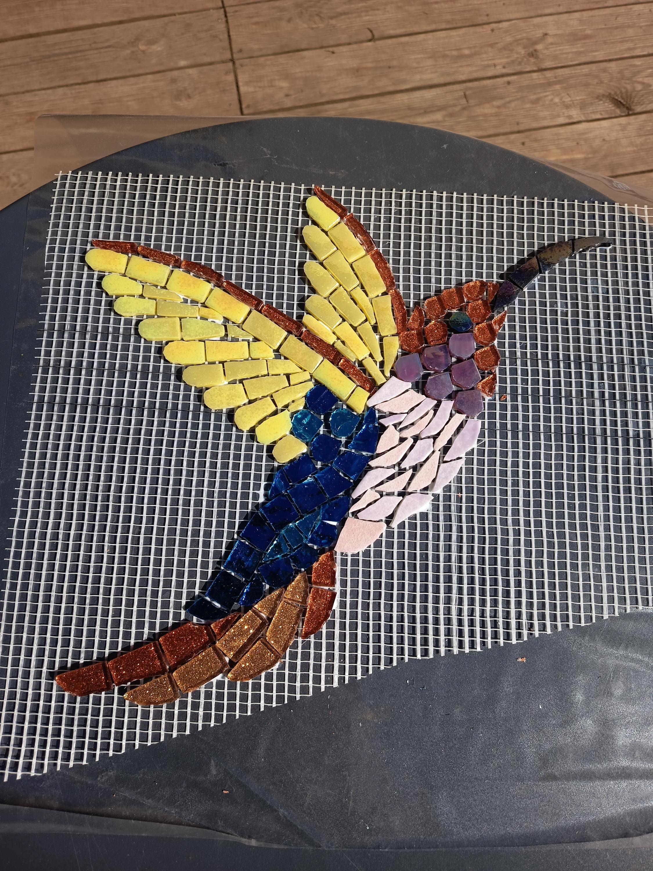 Colibri en mosaïque fait main – Décoration murale colorée en verre – Artisanat unique – Cadeau original nature et oiseaux