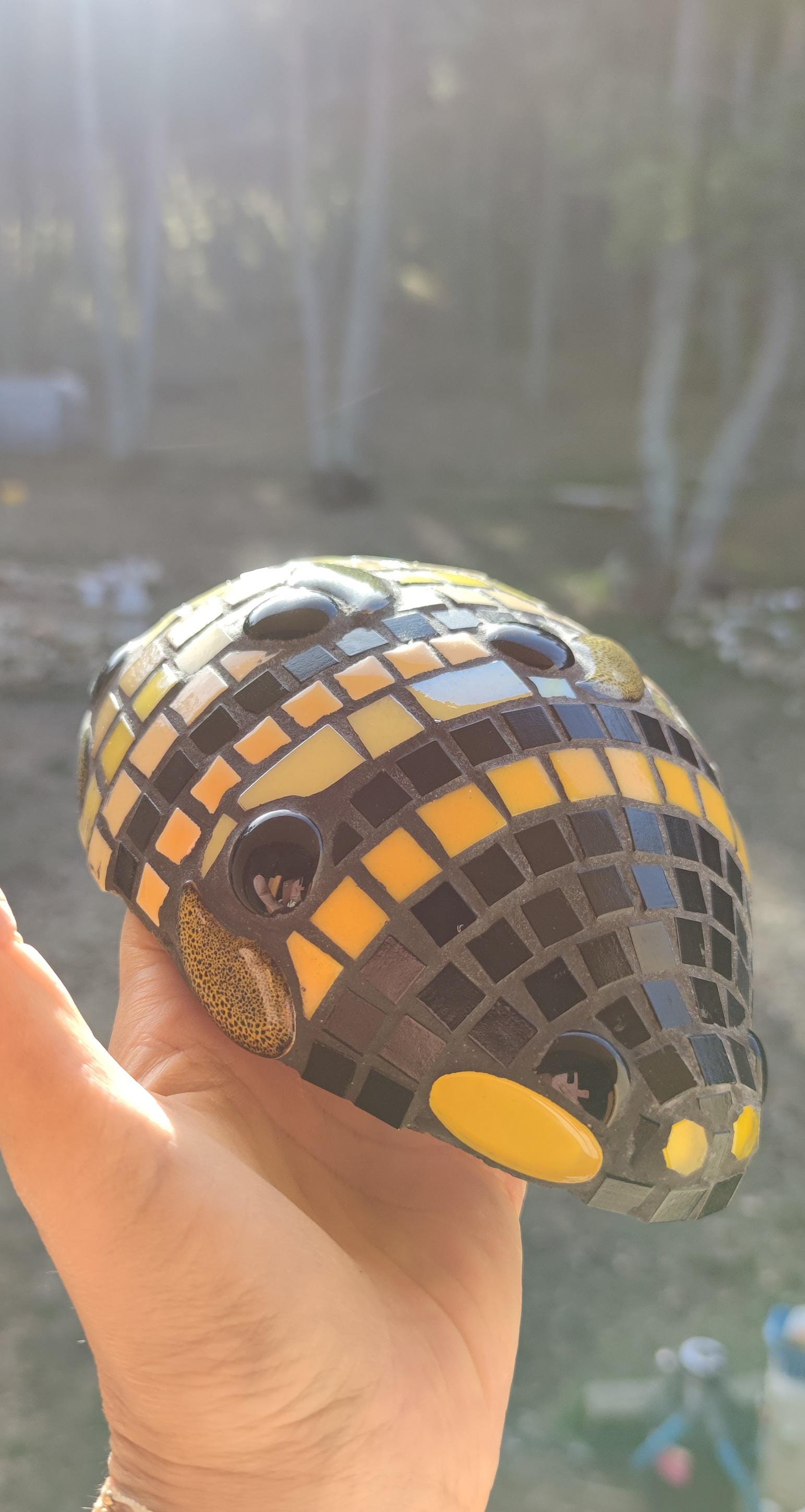 Coccinelle jaune en mosaïque- sculpture extérieur