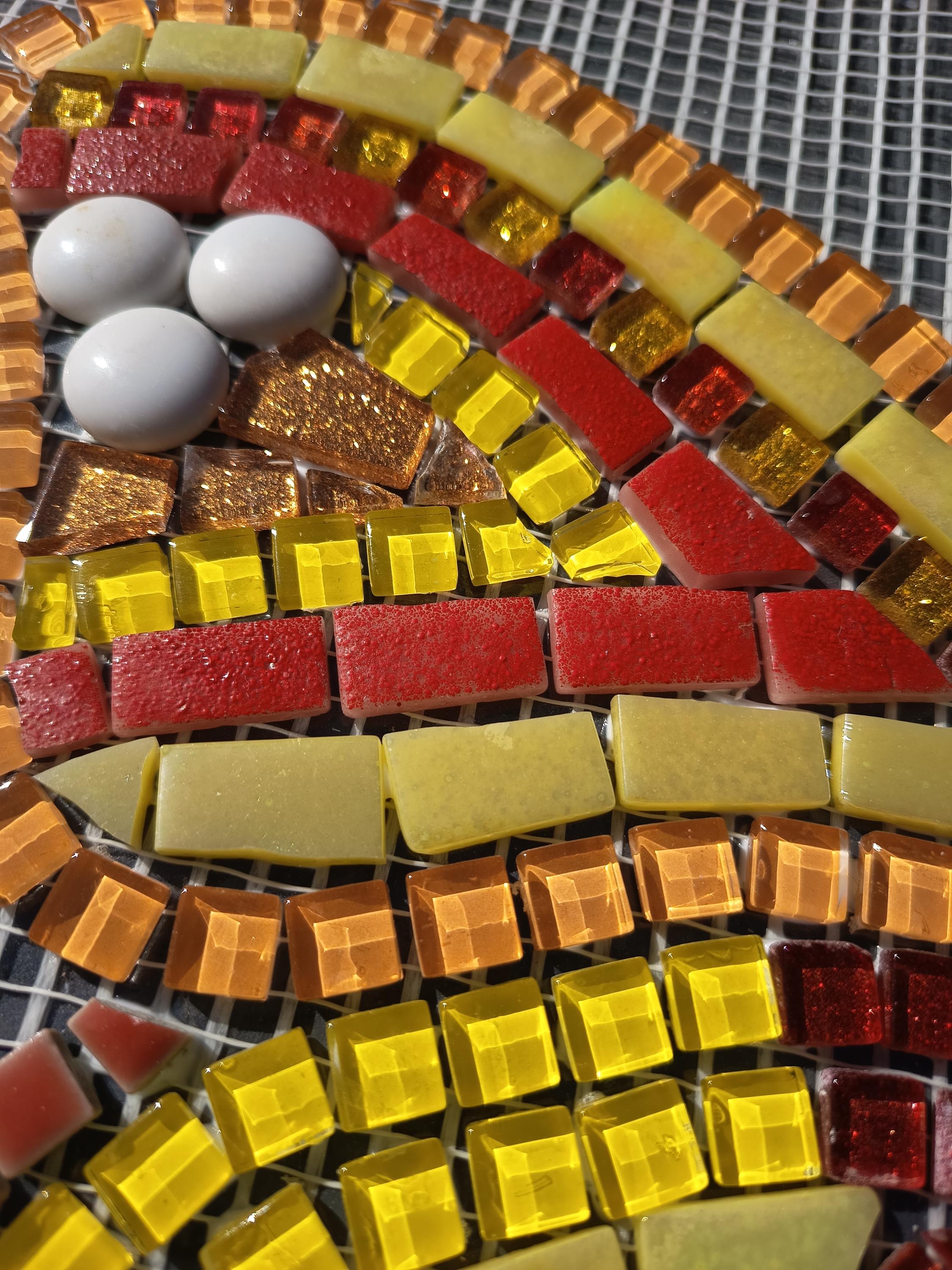 Papillon en mosaïque fait main – Décoration murale colorée jaune rouge et or – Art en verre – Création artisanale unique