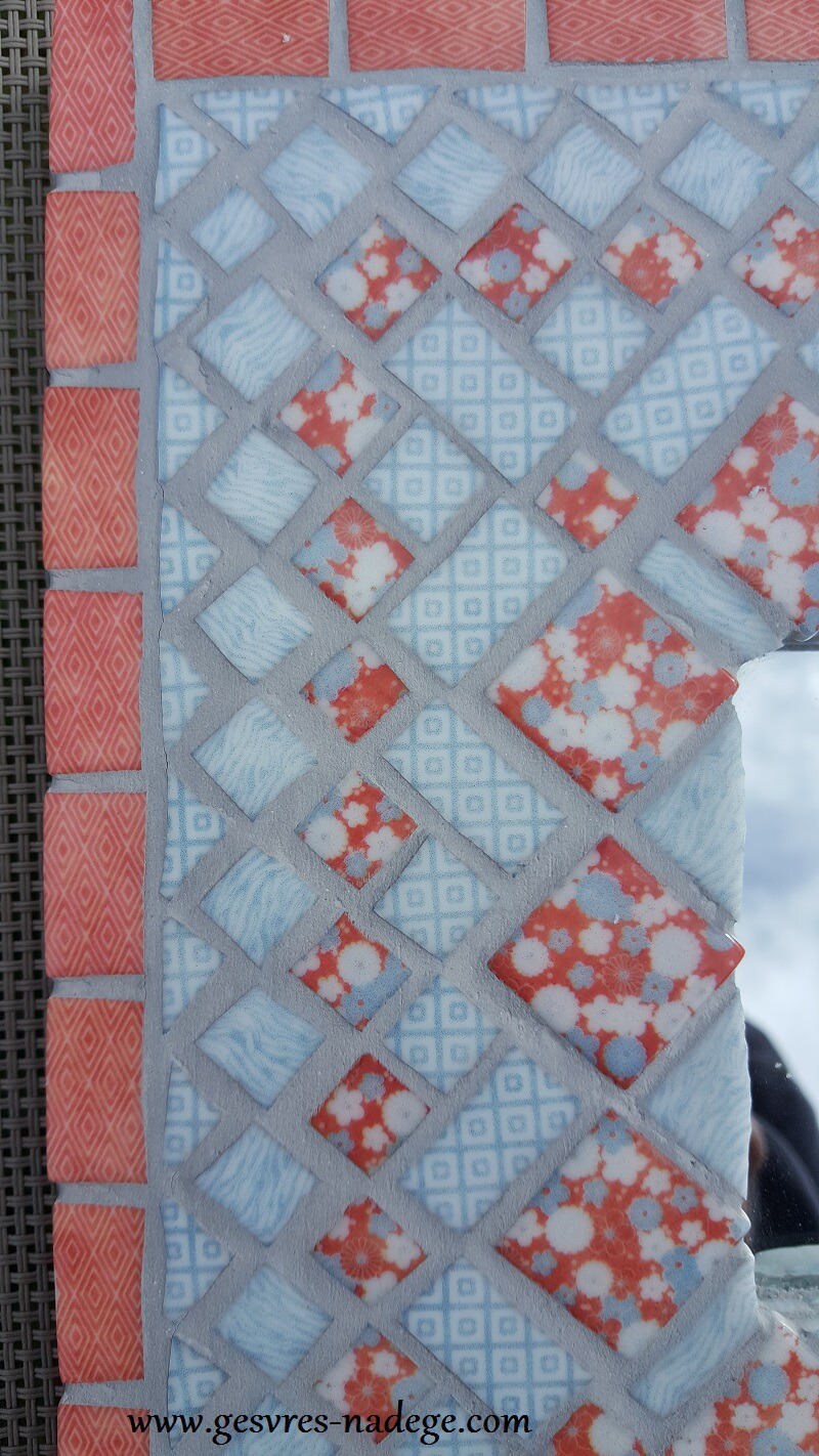 Miroir mosaïque  en émaux de verre gris bleu rouge corail impression tissu patchwork