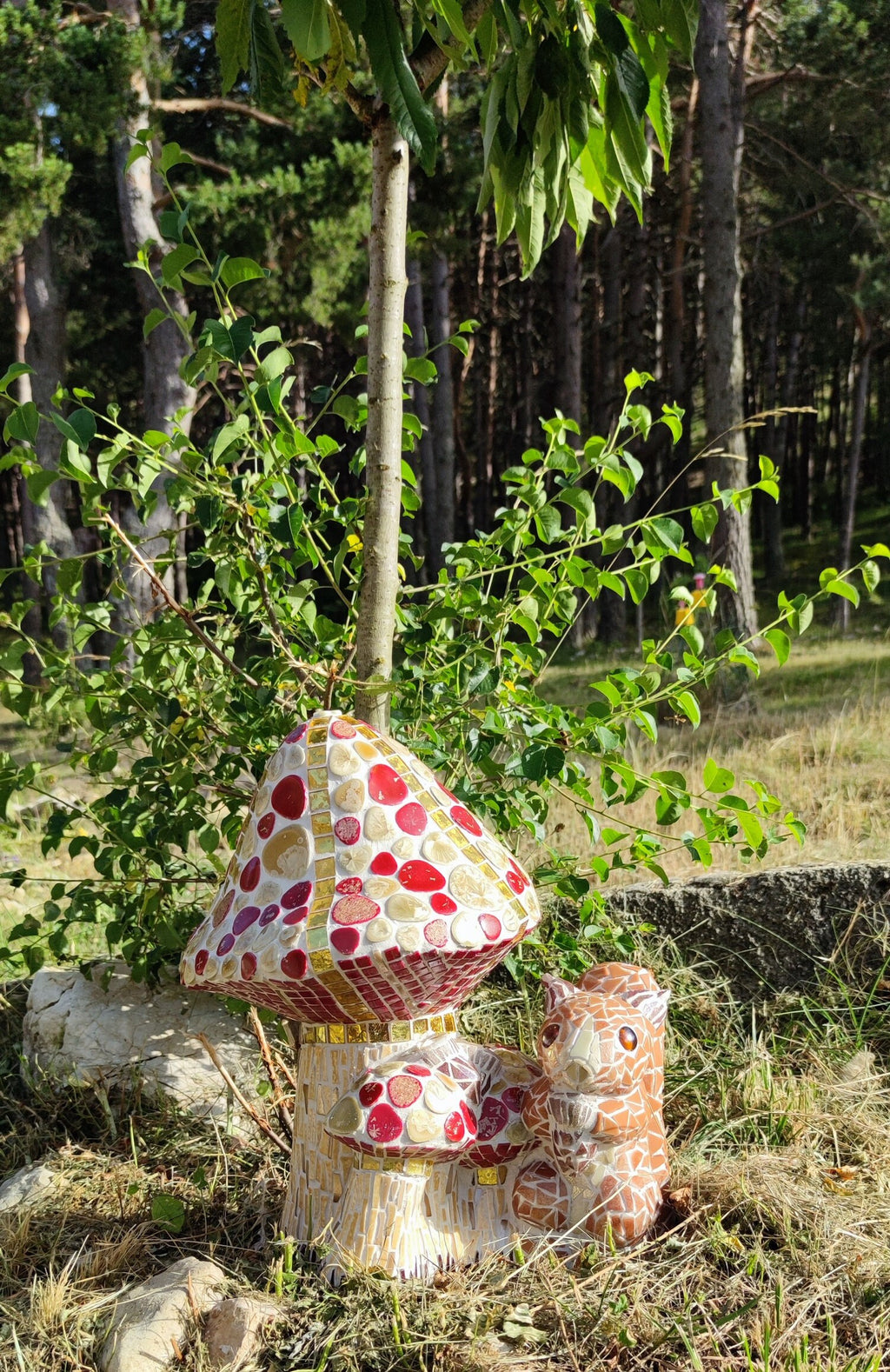 Sculpture mosaïque écureuil champignon – art déco fait main en mosaïque & verre – pièce unique pour intérieur / extérieur / jardin