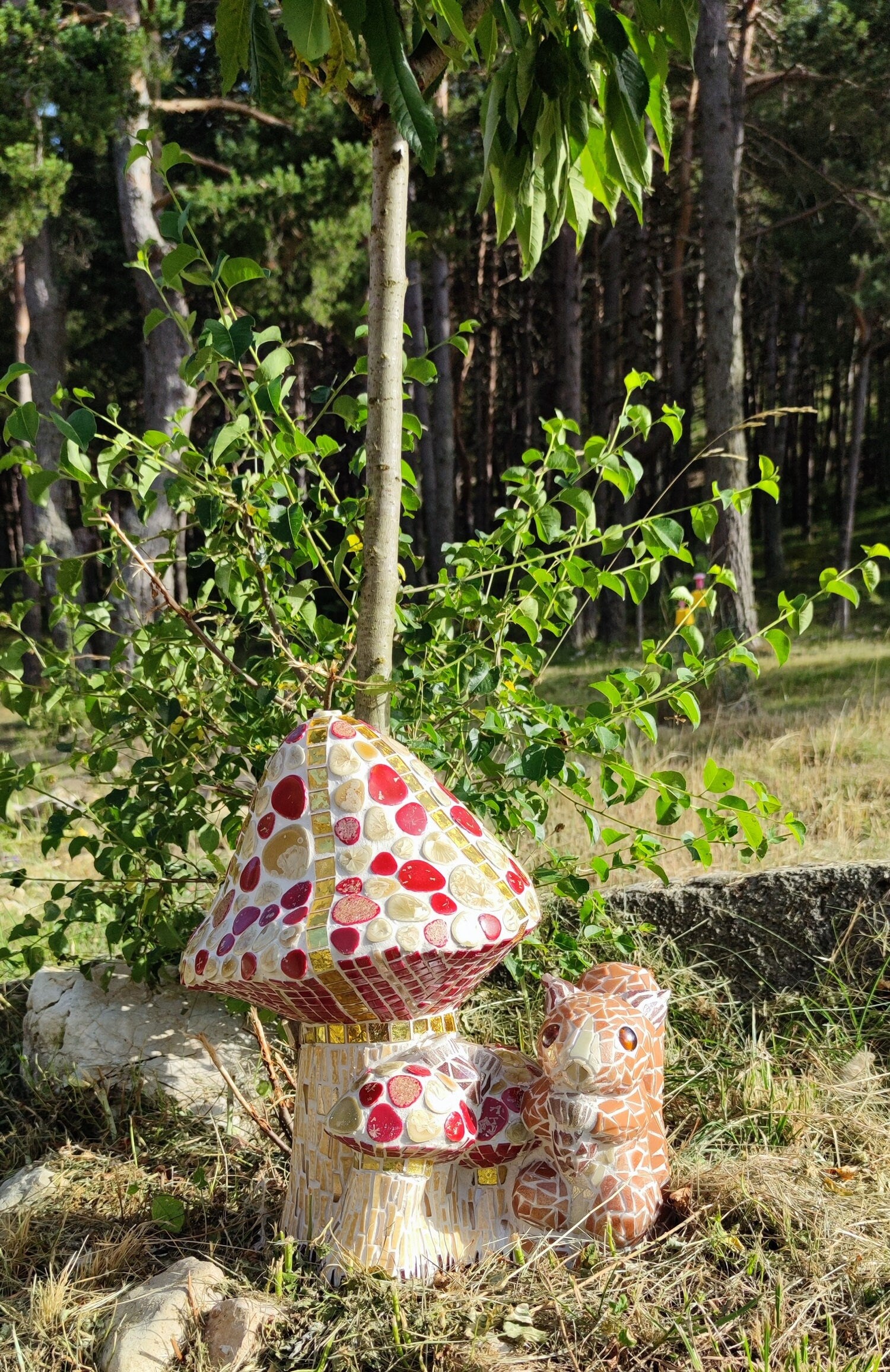 Sculpture mosaïque écureuil champignon – art déco fait main en mosaïque & verre – pièce unique pour intérieur / extérieur / jardin