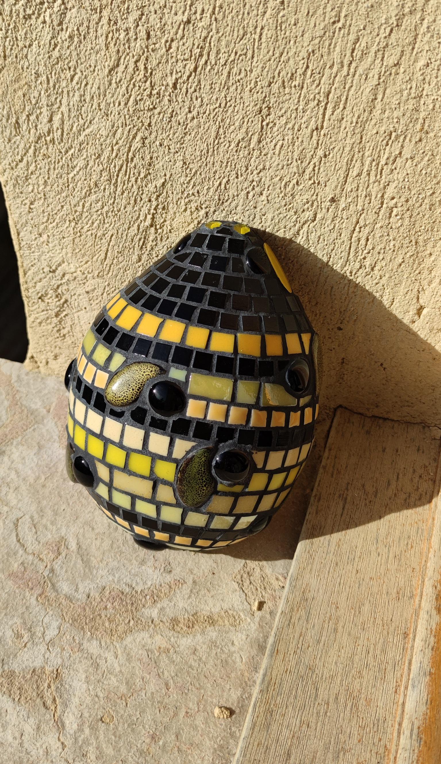 Coccinelle jaune en mosaïque- sculpture extérieur