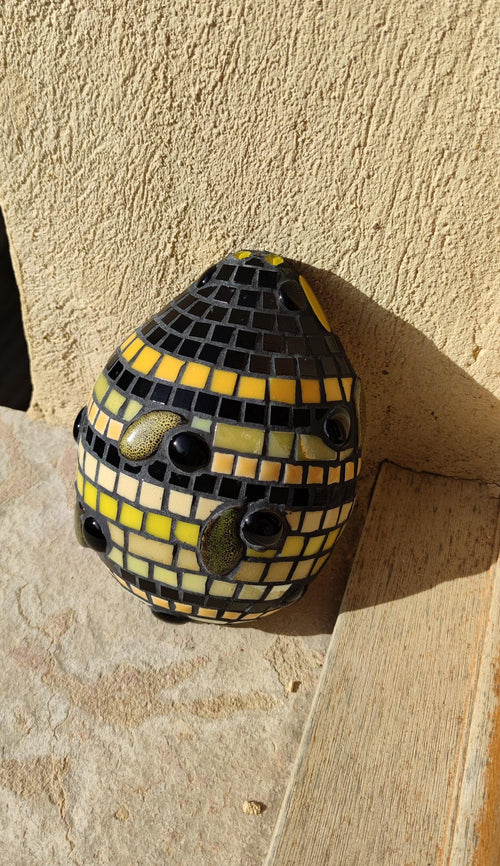 Gelber Marienkäfer aus Mosaik – Außenskulptur