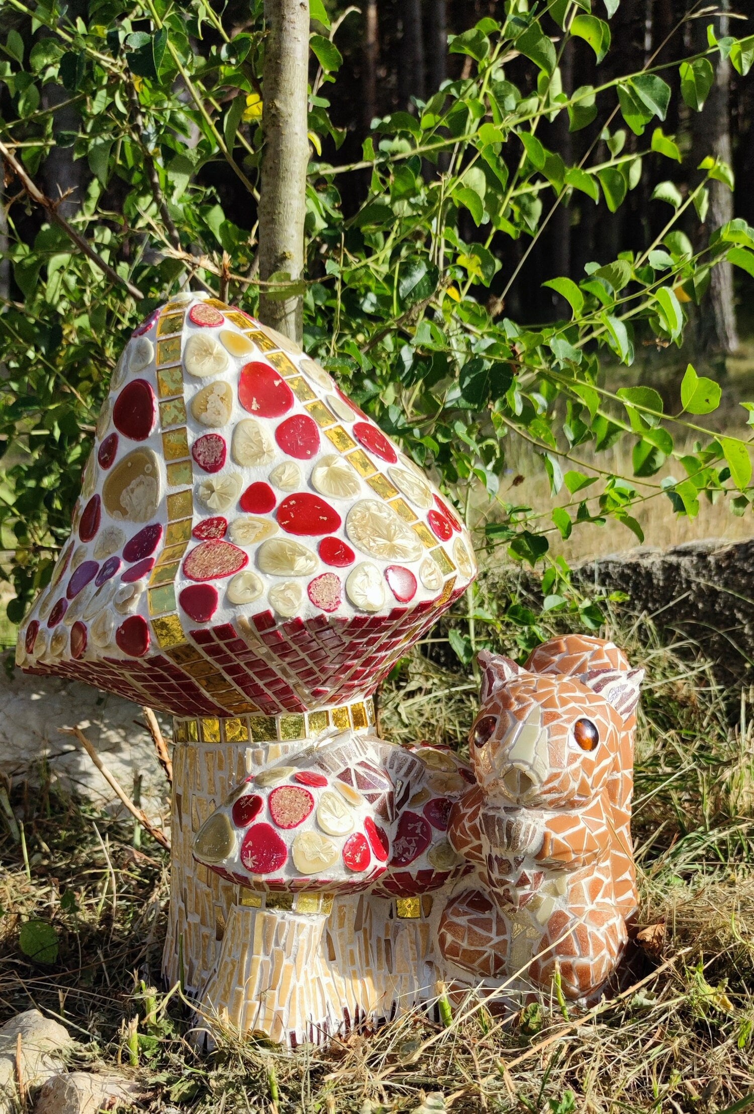Sculpture mosaïque écureuil champignon – art déco fait main en mosaïque & verre – pièce unique pour intérieur / extérieur / jardin