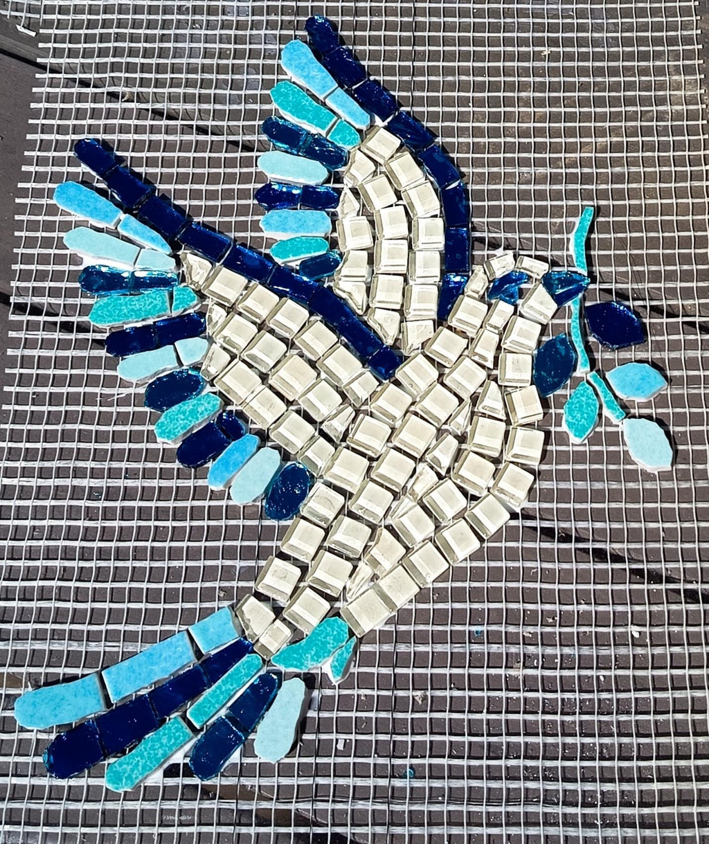 Colombe en mosaïque bleue fait main – Décoration murale moderne en verre – Oiseau artistique – Cadeau original fait main