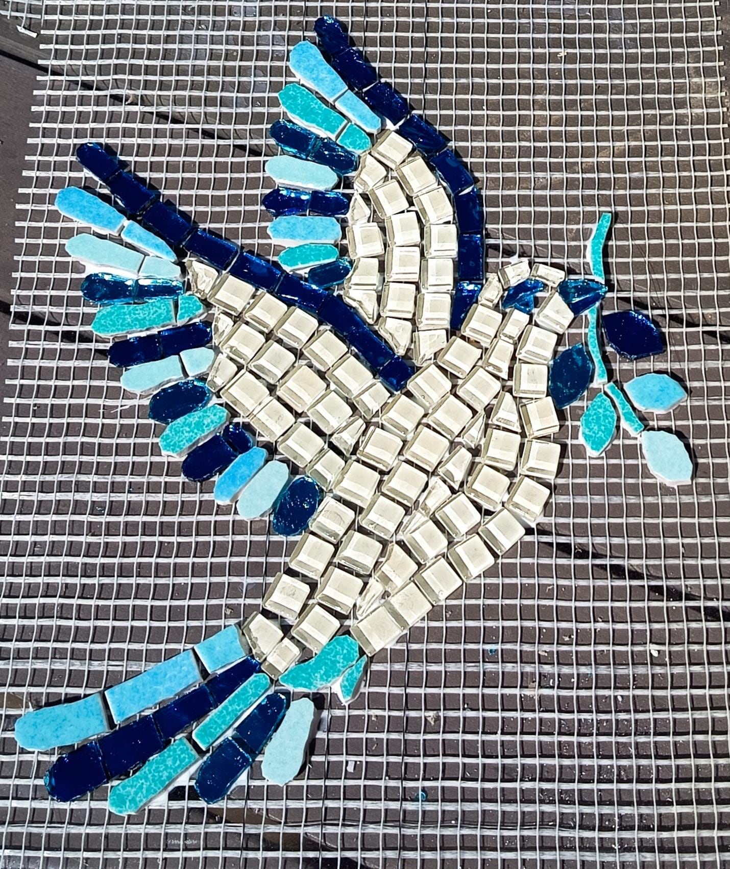Colombe en mosaïque bleue fait main – Décoration murale moderne en verre – Oiseau artistique – Cadeau original fait main