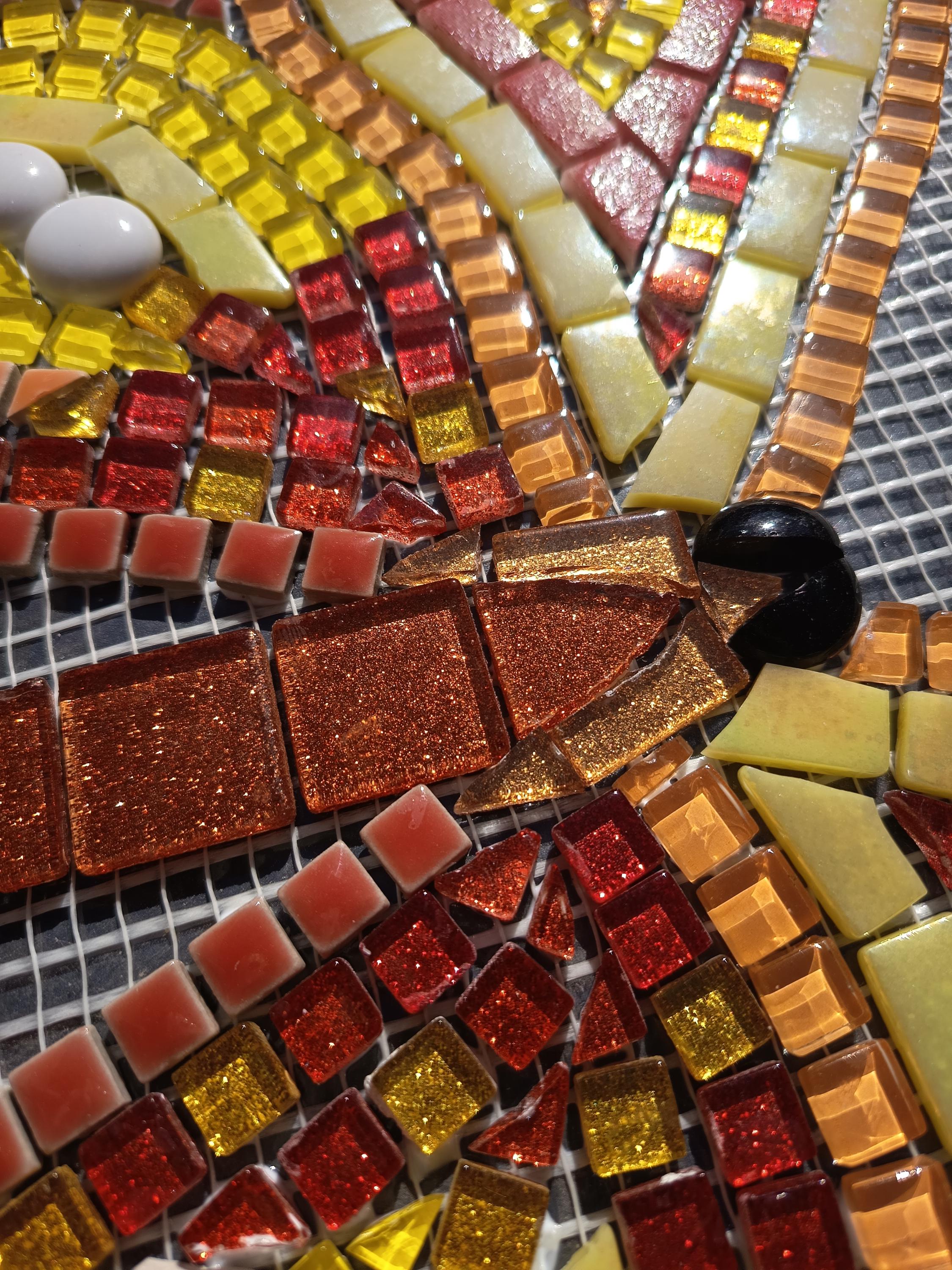 Papillon en mosaïque fait main – Décoration murale colorée jaune rouge et or – Art en verre – Création artisanale unique
