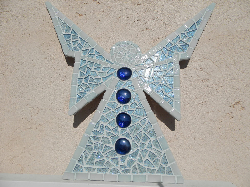 Ange mosaïque  vetrocristal bleu pailleté, emaux de verre bleu et bille de verre