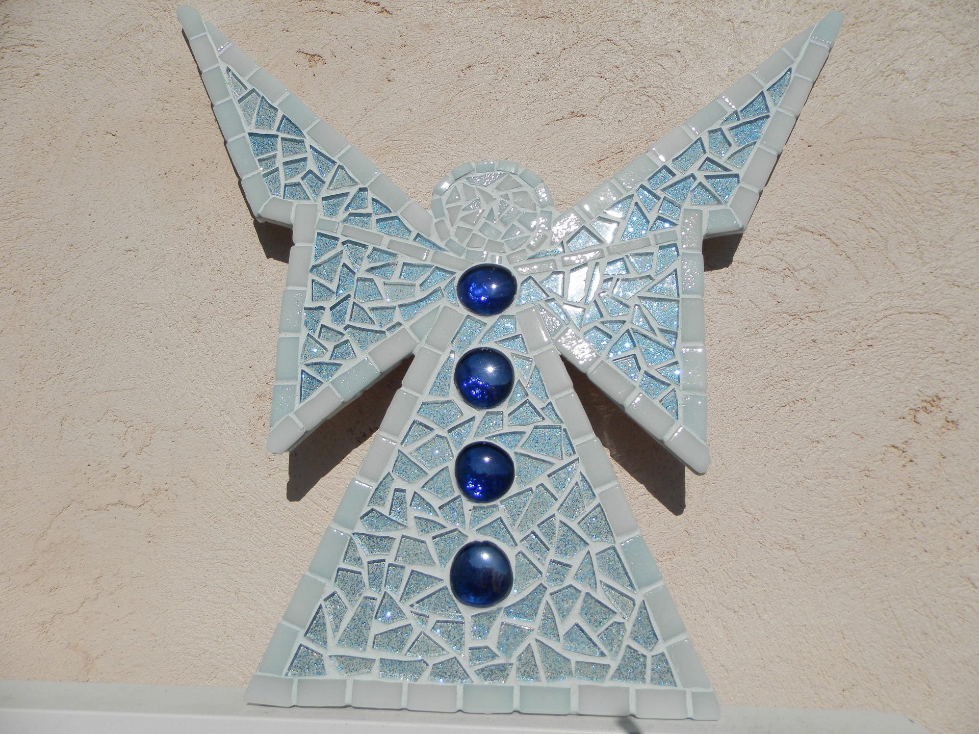 Ange mosaïque  vetrocristal bleu pailleté, emaux de verre bleu et bille de verre