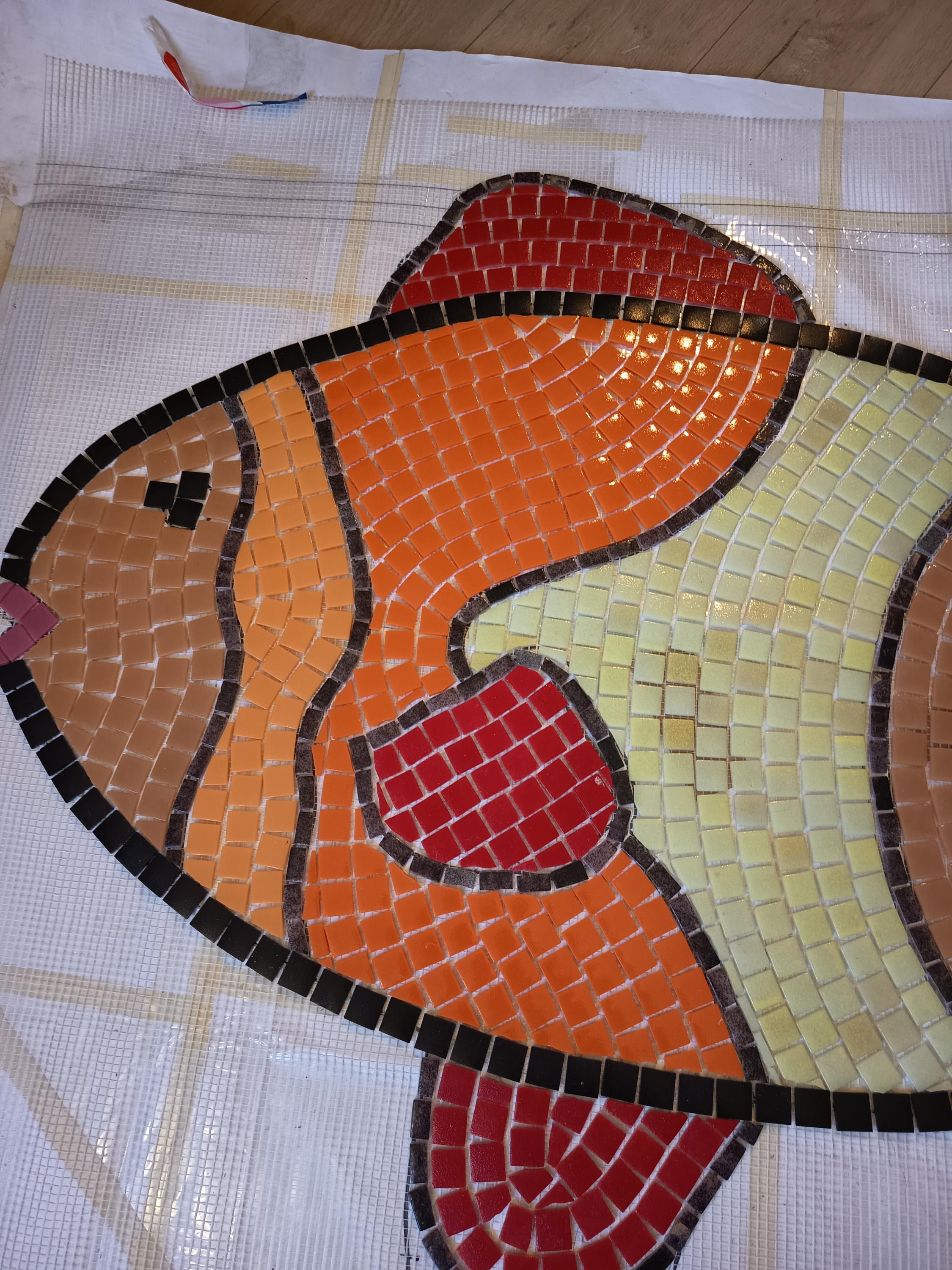 Poisson clown multicolore en mosaïque-mosaique piscine