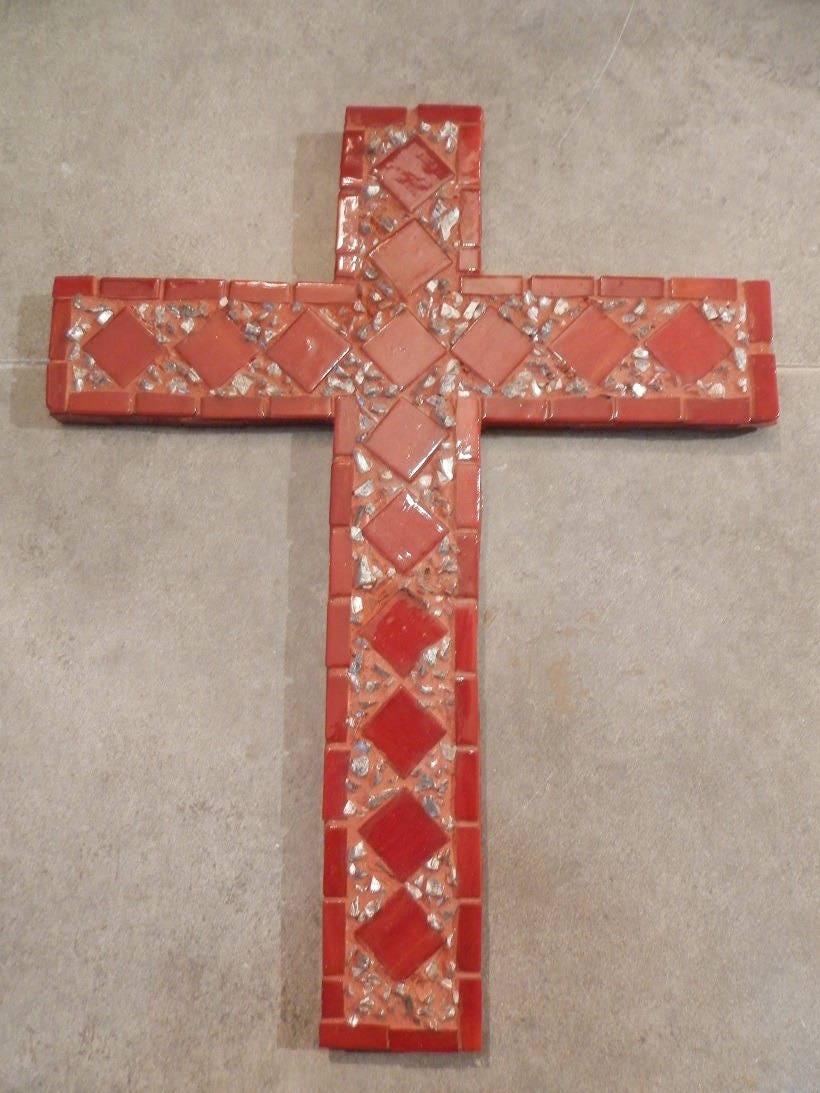 Croix mosaique-rouge gris,verre americain, micro galet argenté
