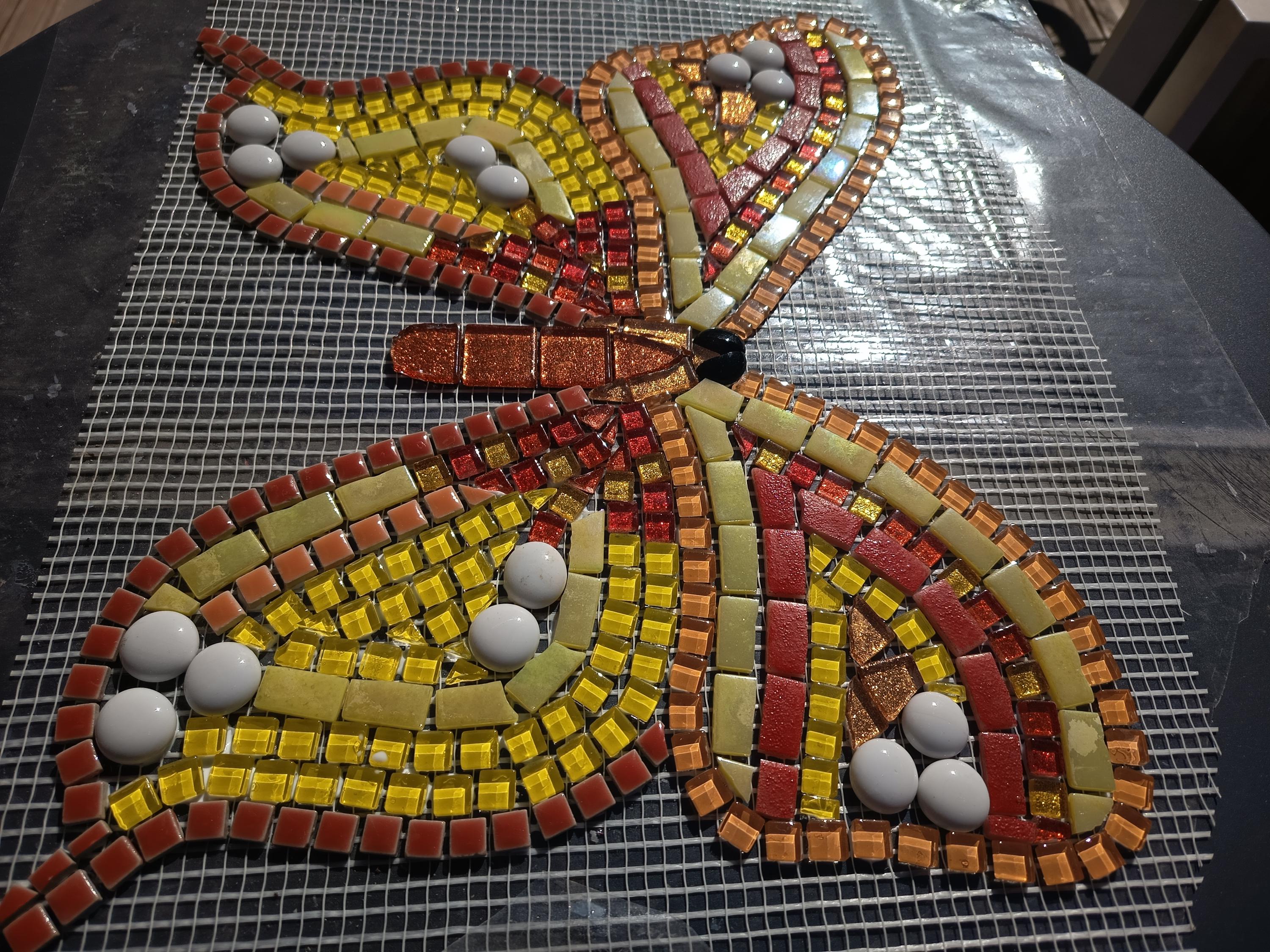 Papillon en mosaïque fait main – Décoration murale colorée jaune rouge et or – Art en verre – Création artisanale unique