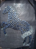 Cheval en mosaïque fait main – Décoration murale en verre gris argent – Art animalier – Création artisanale unique