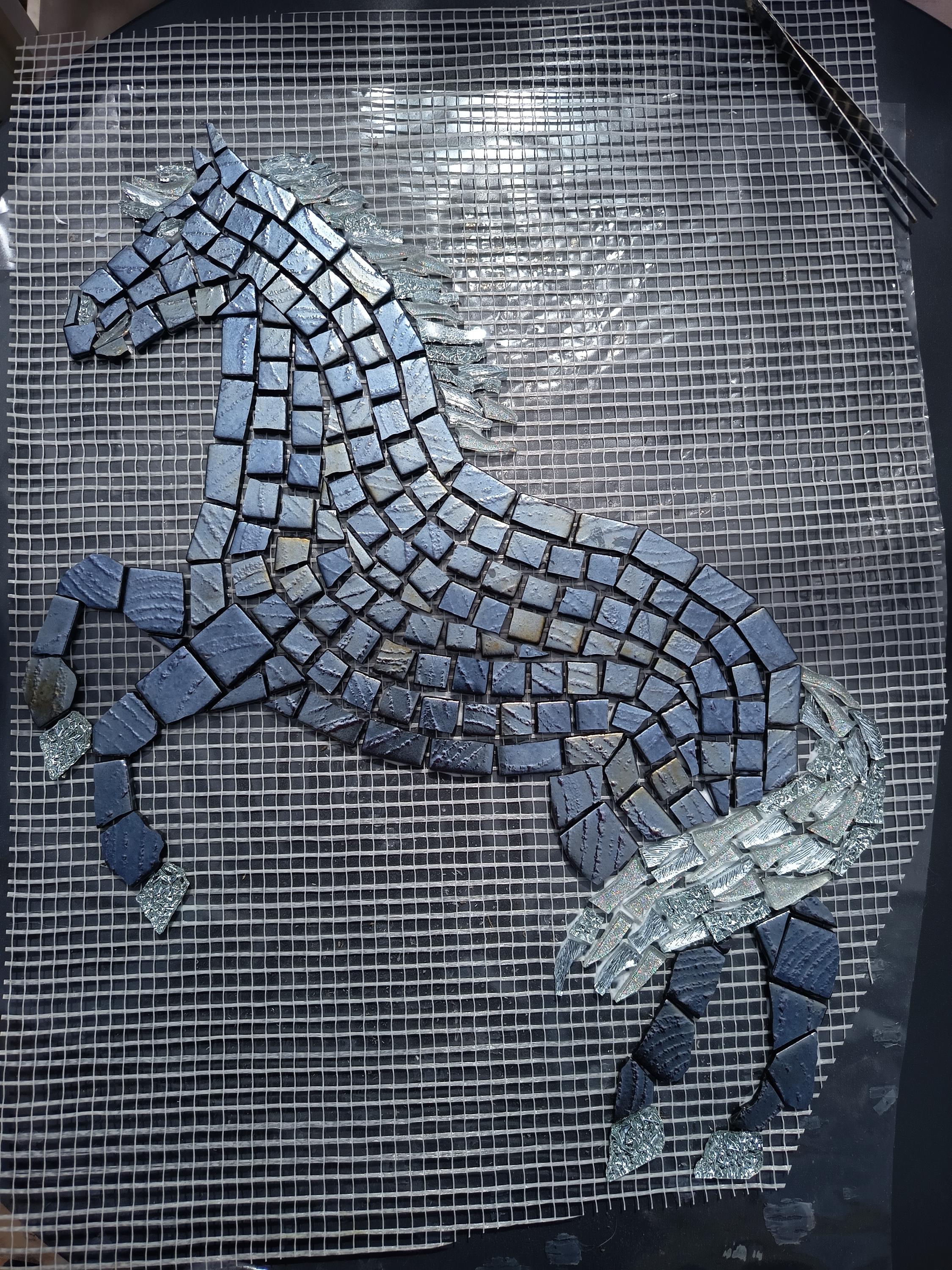 Cheval en mosaïque fait main – Décoration murale en verre gris argent – Art animalier – Création artisanale unique