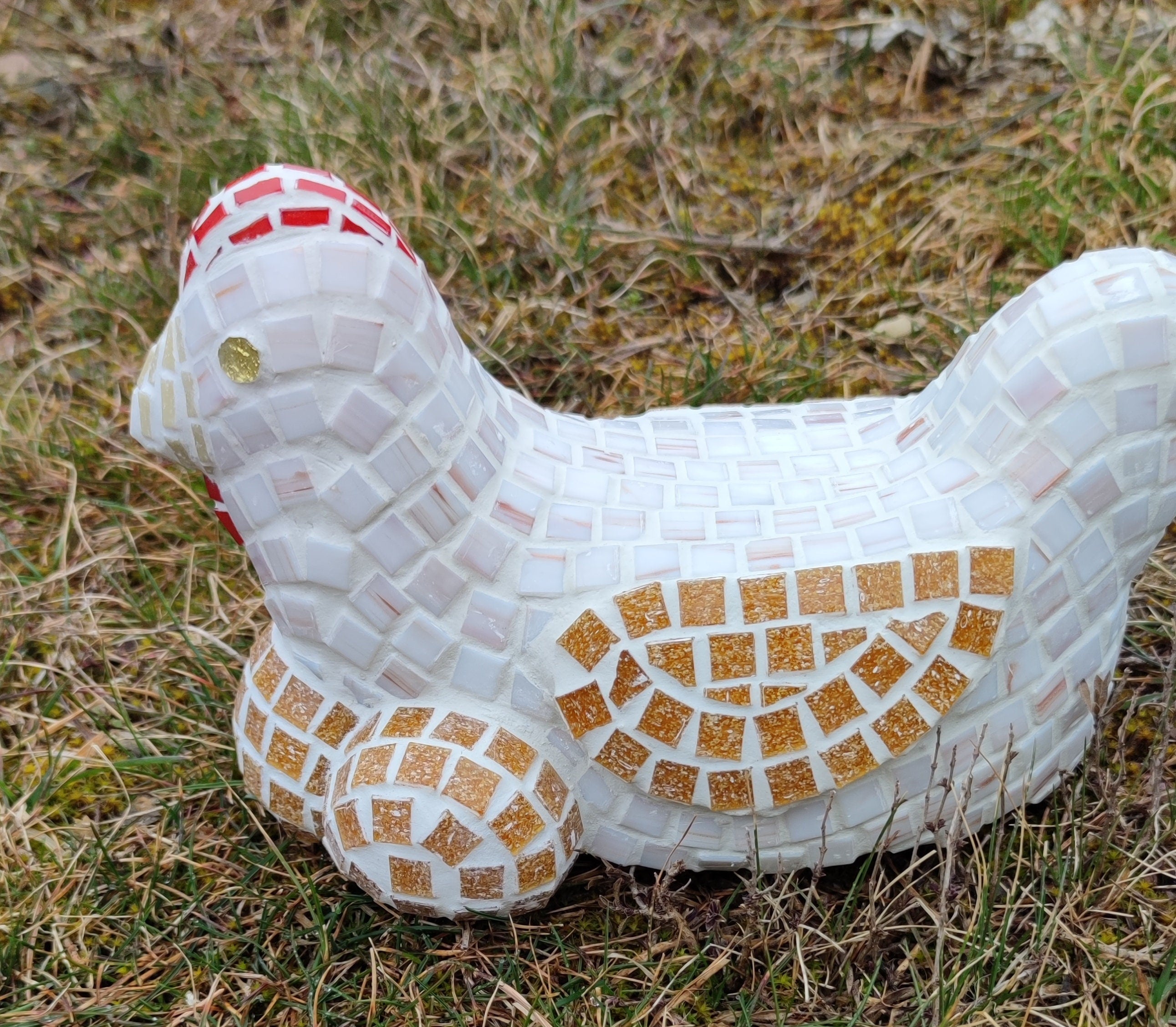 Kit mosaïque Poule blanche. kit mosaïque volume. kit de mosaïque 3D. kit cocotte en mosaïque a faire soi-même. kit créatif artisanal