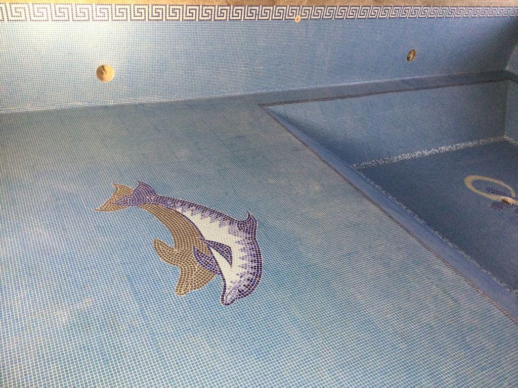 Dauphin mosaïque emaux de verre pour piscine en stock