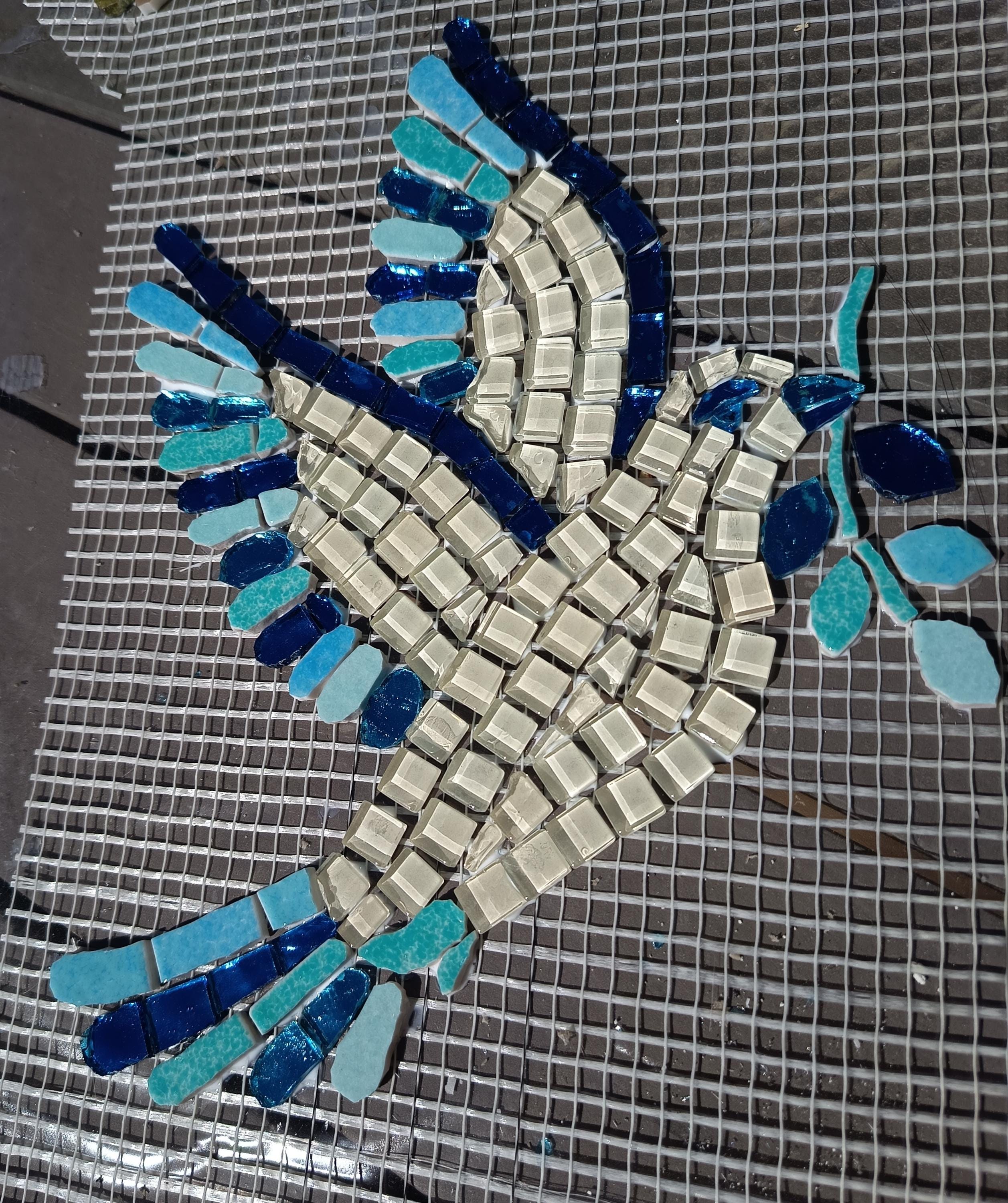 Colombe en mosaïque bleue fait main – Décoration murale moderne en verre – Oiseau artistique – Cadeau original fait main