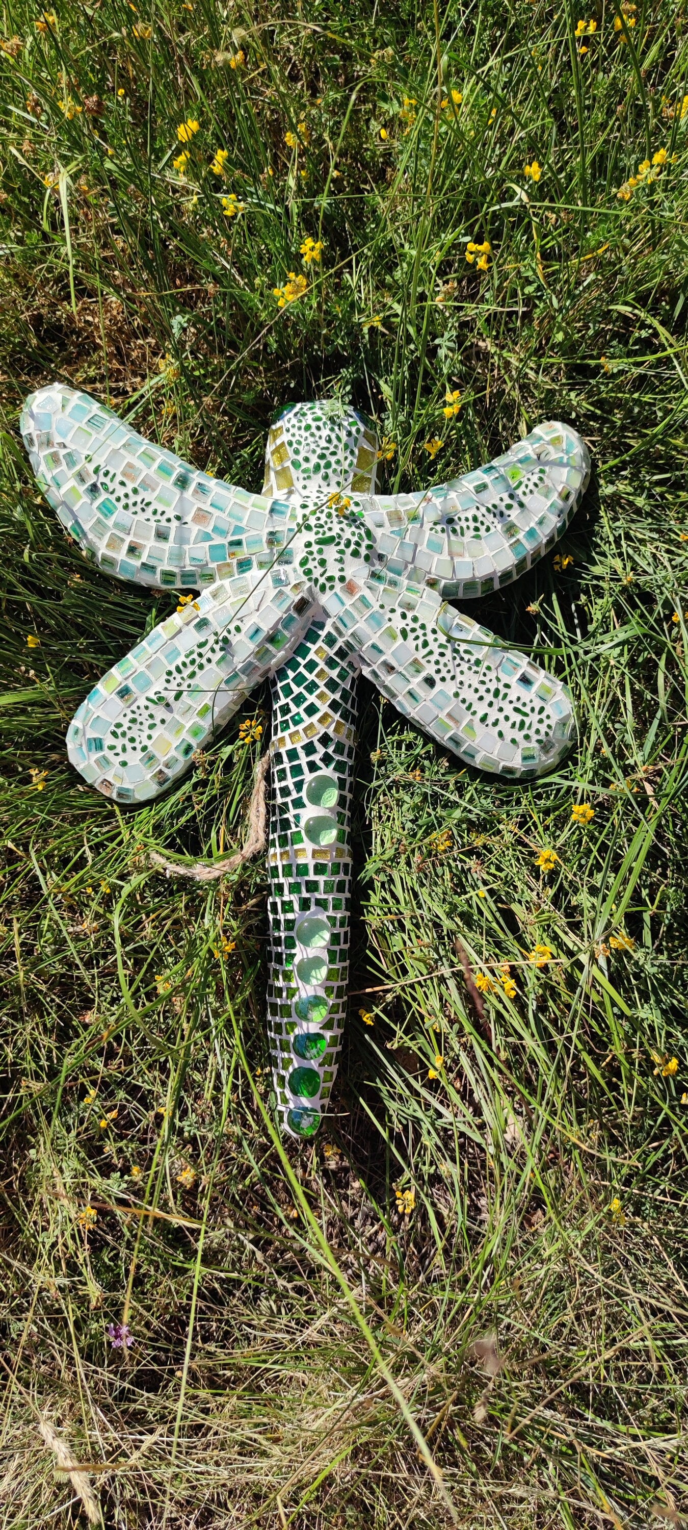 Sculpture mosaïque libellule verte – art déco fait main en mosaïque & verre – pièce unique pour intérieur / extérieur / jardin