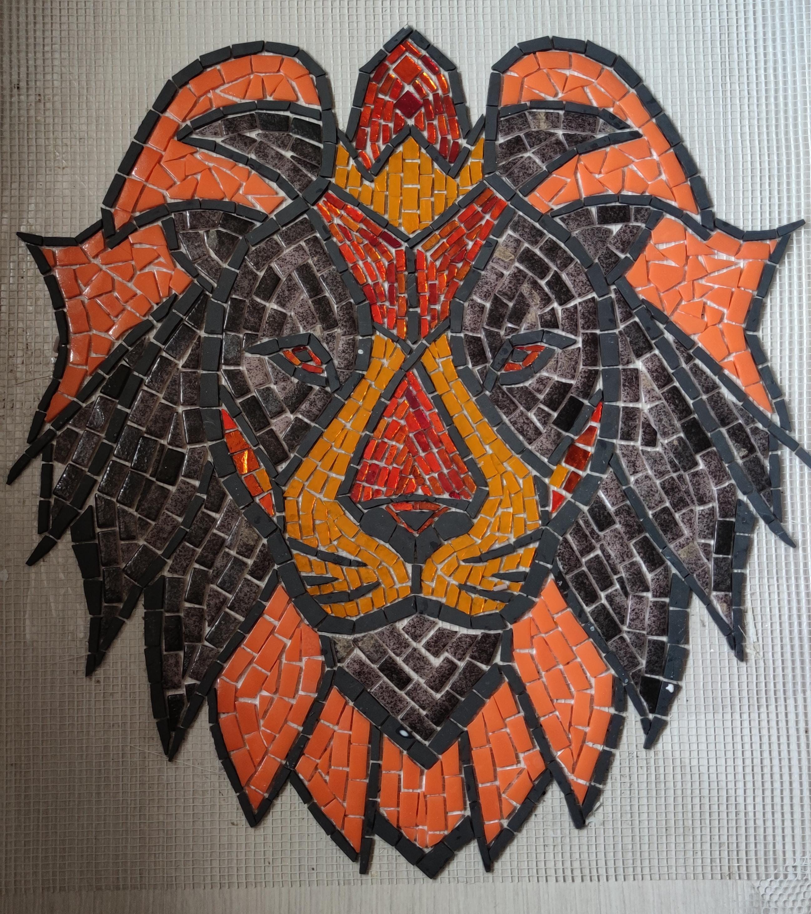 Mosaiklöwe auf Netz-Königs-Löwe