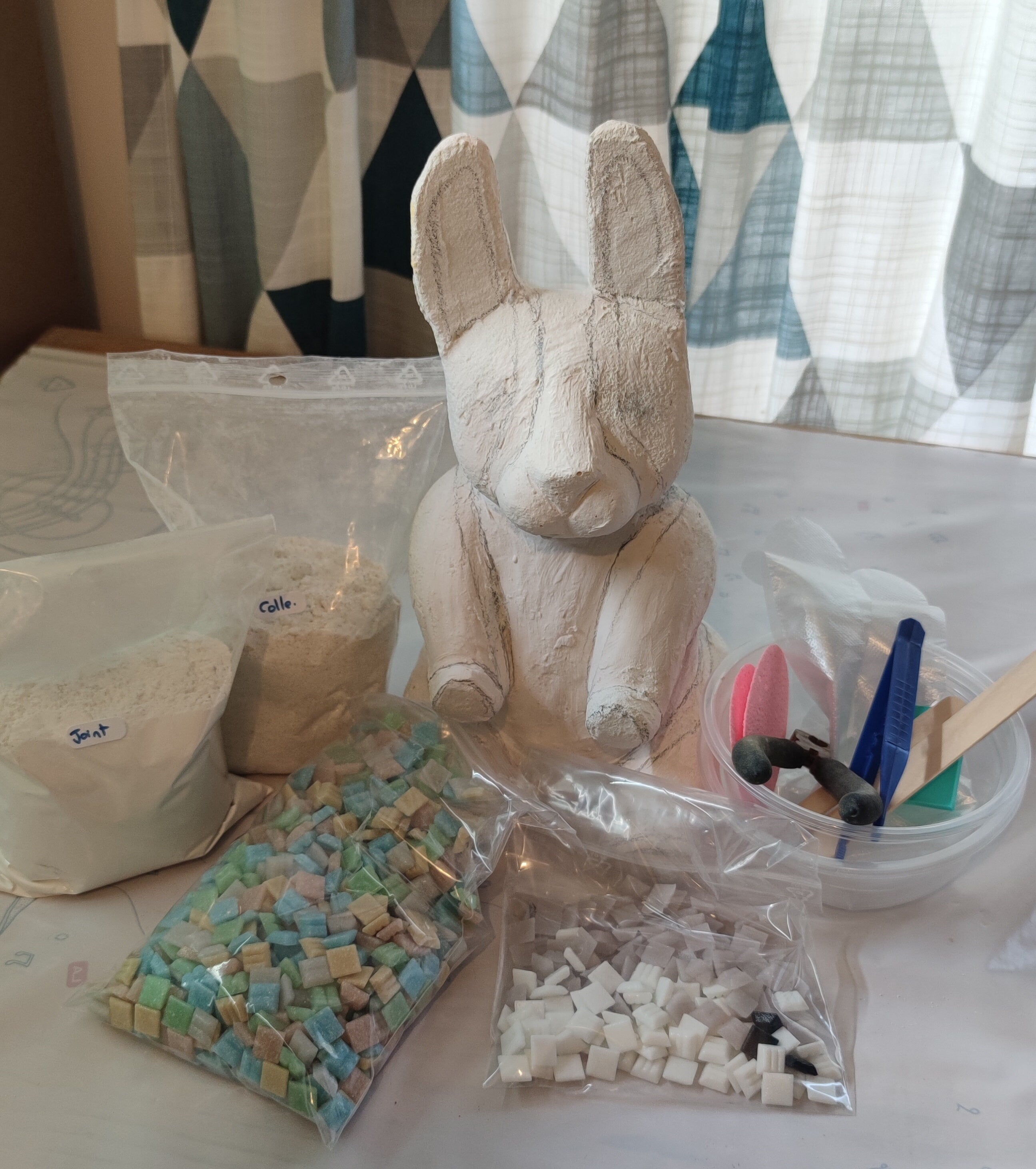 Kit mosaïque lapin . kit mosaïque volume. kit mosaïque 3D. kit lapin en mosaïque a faire soi-même. kit créatif artisanal