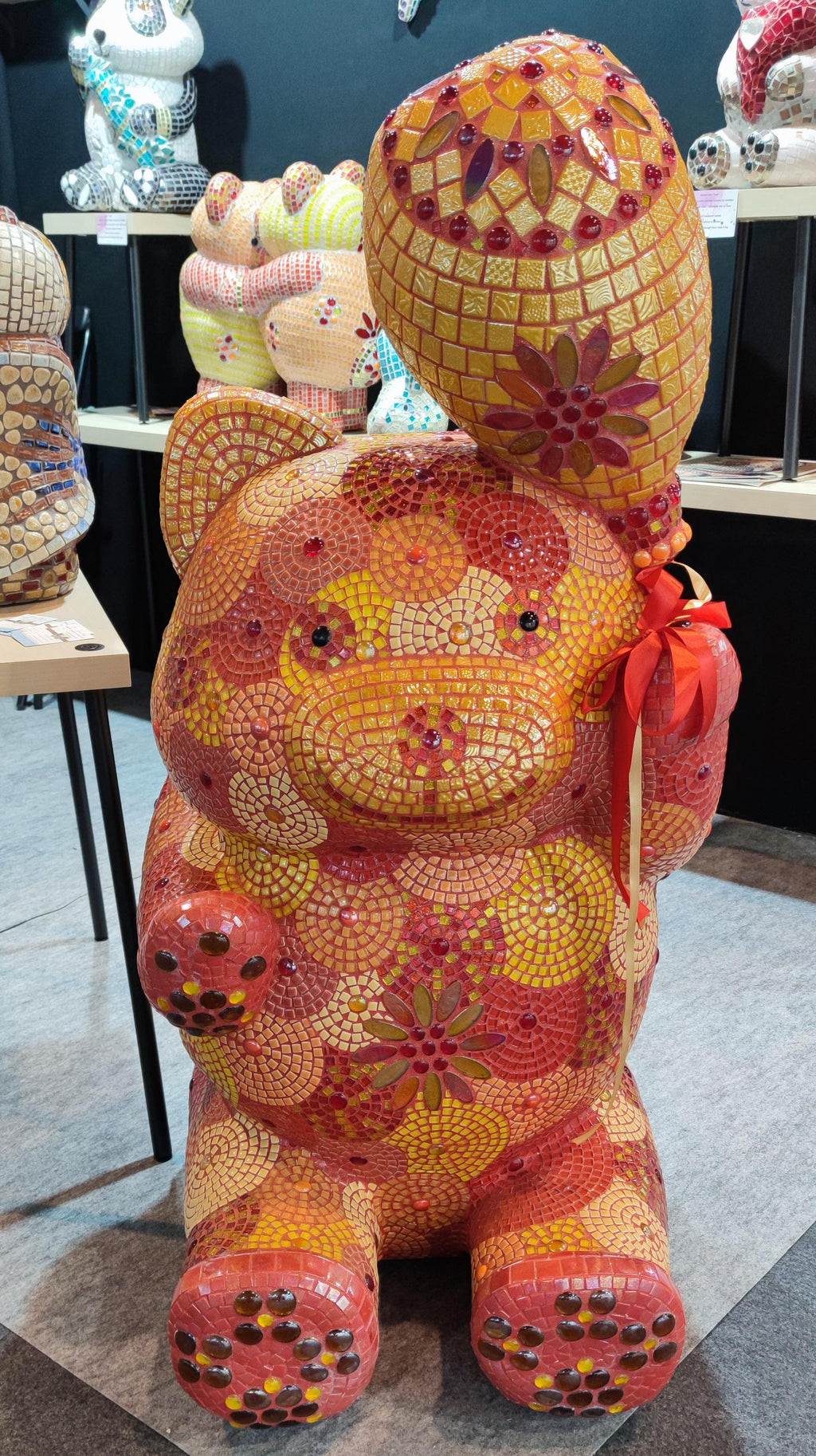 Sculpture mosaïque ours ballon "Joyeux"- art déco fait main en mosaïque & verre – pièce unique pour intérieur / extérieur / jardin