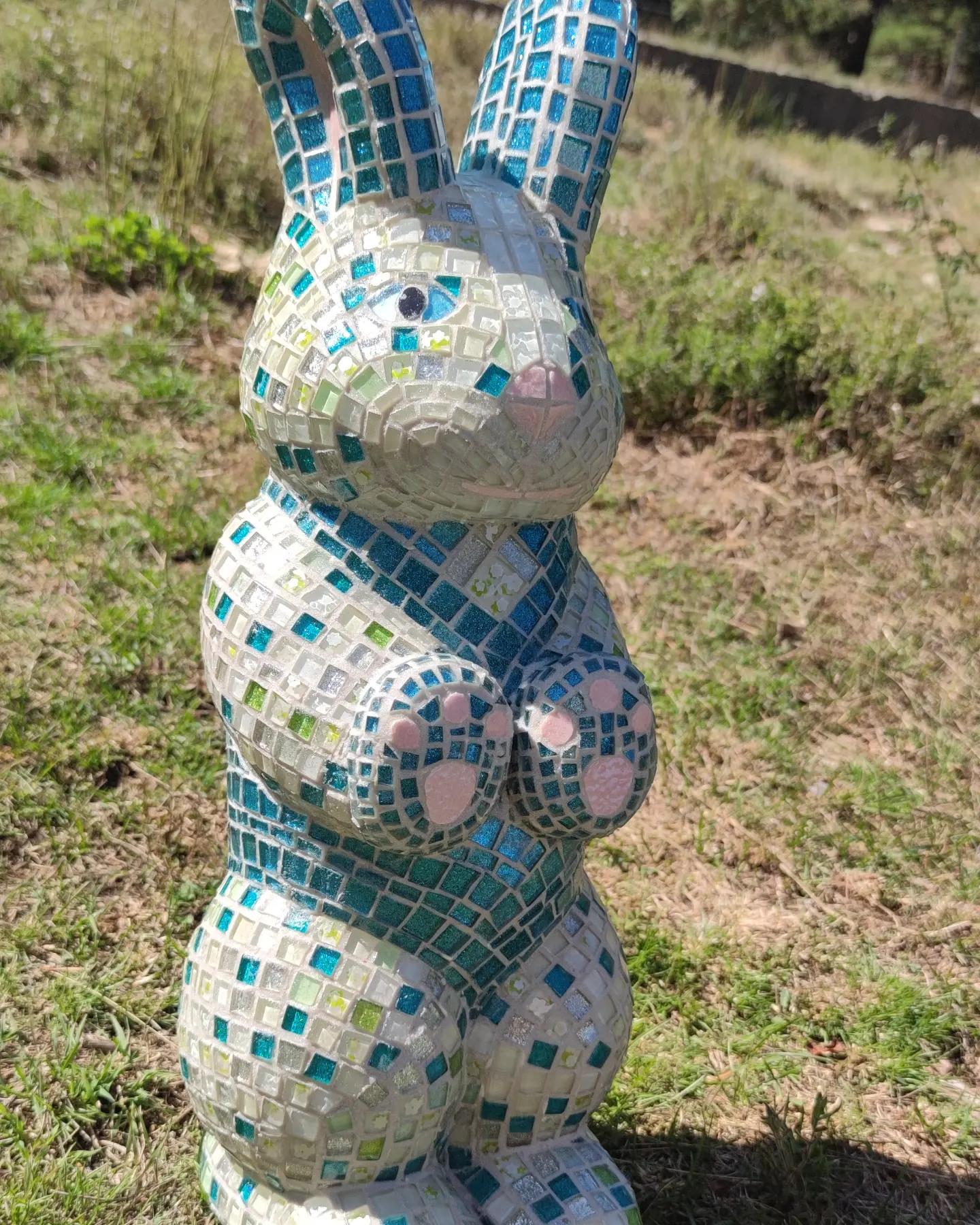 Sculpture lapin en mosaïque & verre – déco jardin ou intérieur – pièce unique fait main