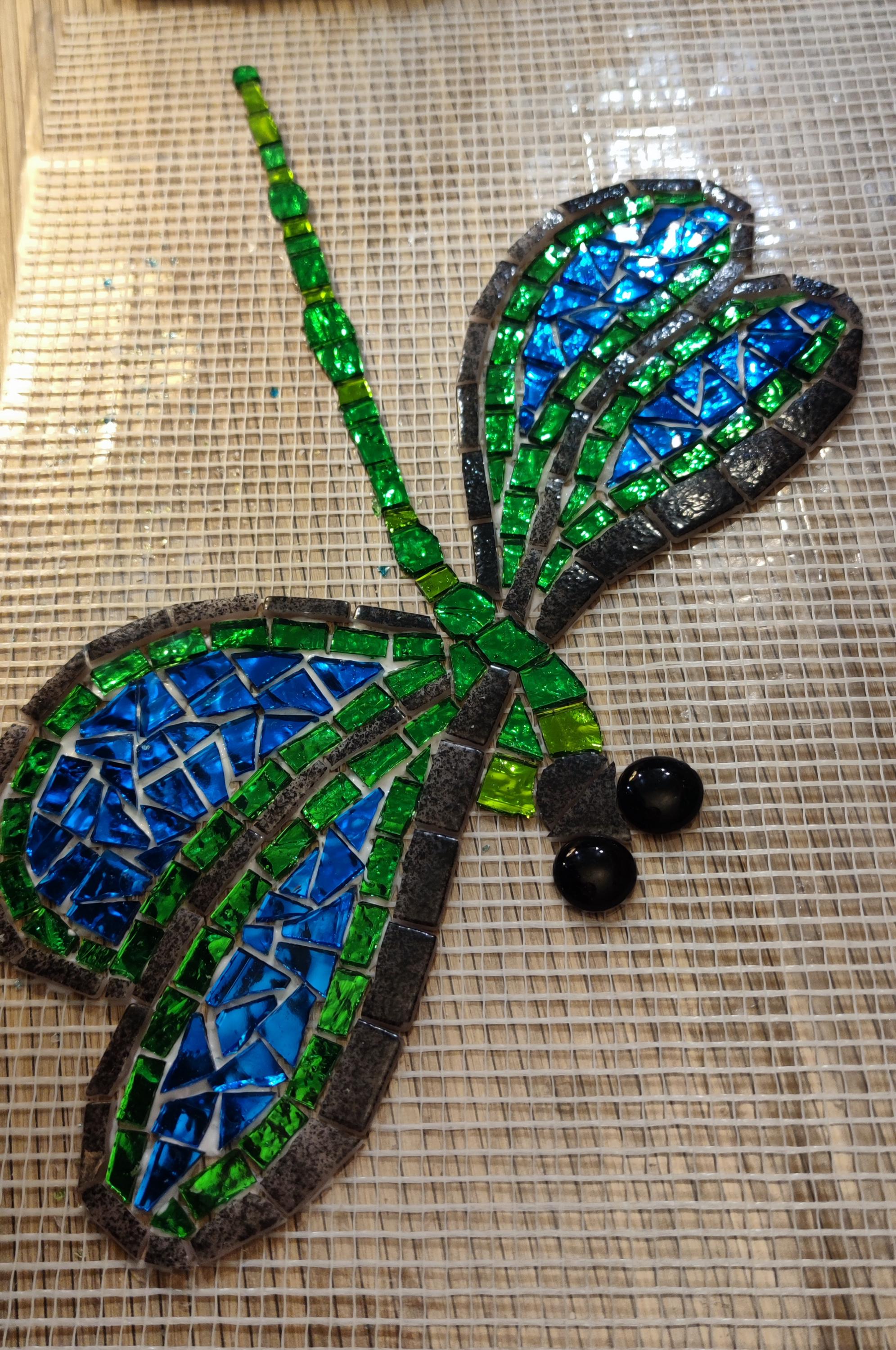Libellule en mosaique sur filet