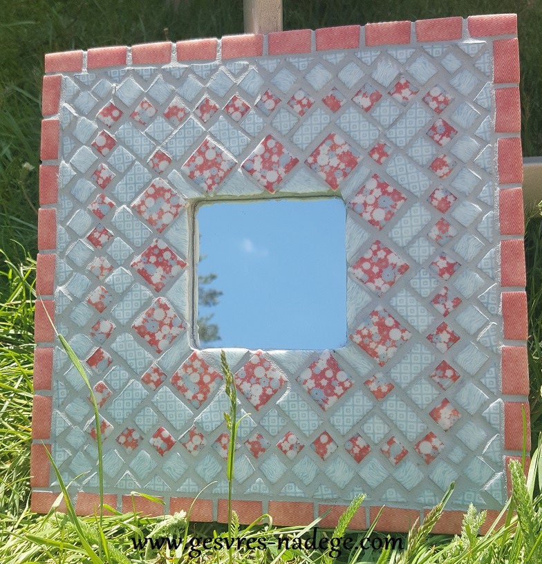 Miroir mosaïque  en émaux de verre gris bleu rouge corail impression tissu patchwork