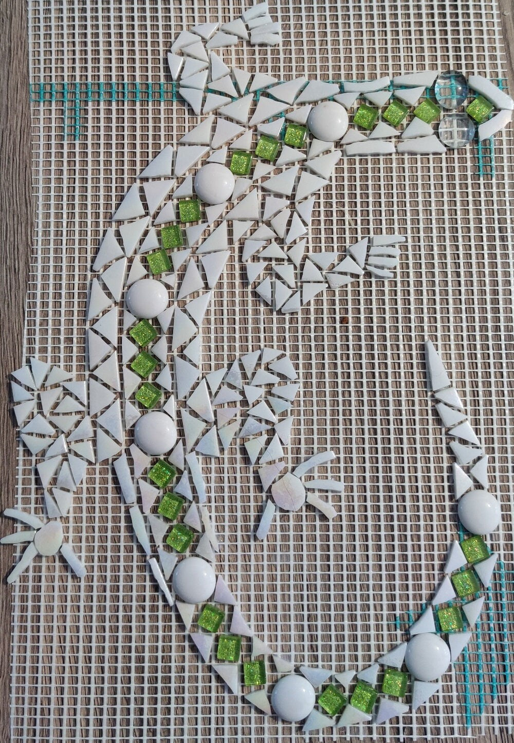 Salamandre en mosaique verte et blanche