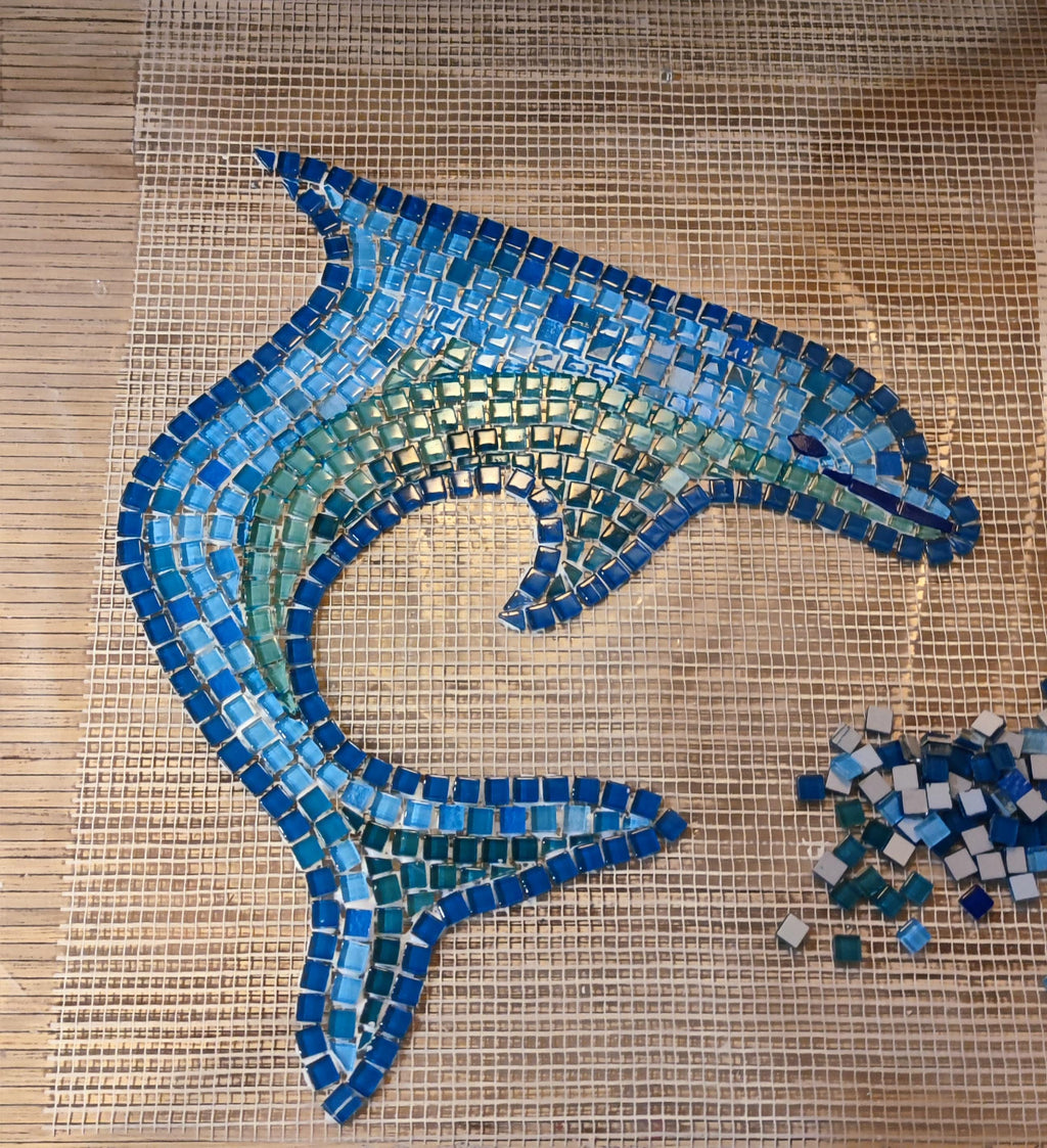 Petit dauphin mosaïque bleu et vert turquoise