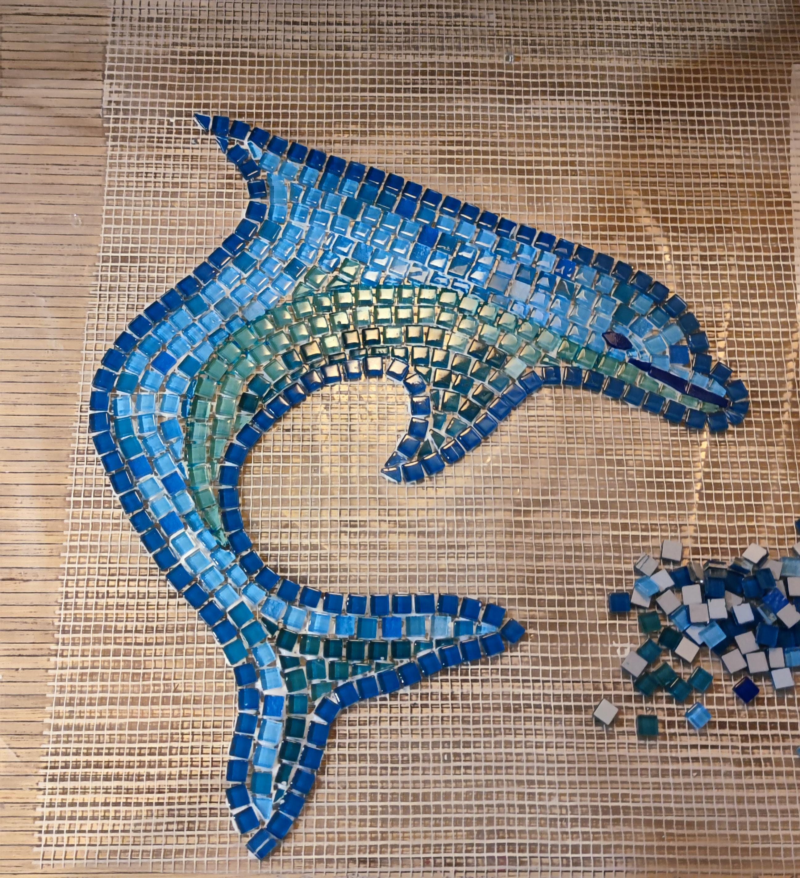 Petit dauphin mosaïque bleu et vert turquoise