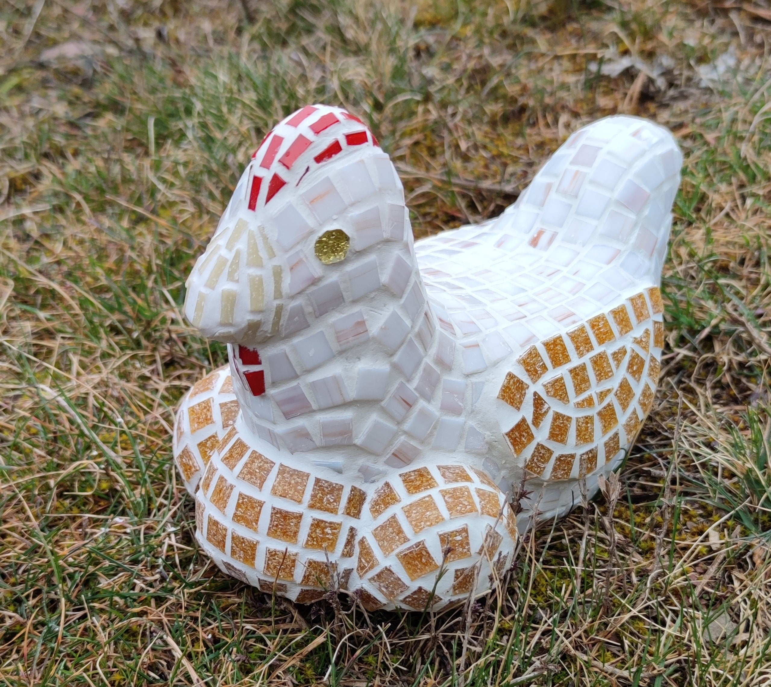Kit mosaïque Poule blanche. kit mosaïque volume. kit de mosaïque 3D. kit cocotte en mosaïque a faire soi-même. kit créatif artisanal