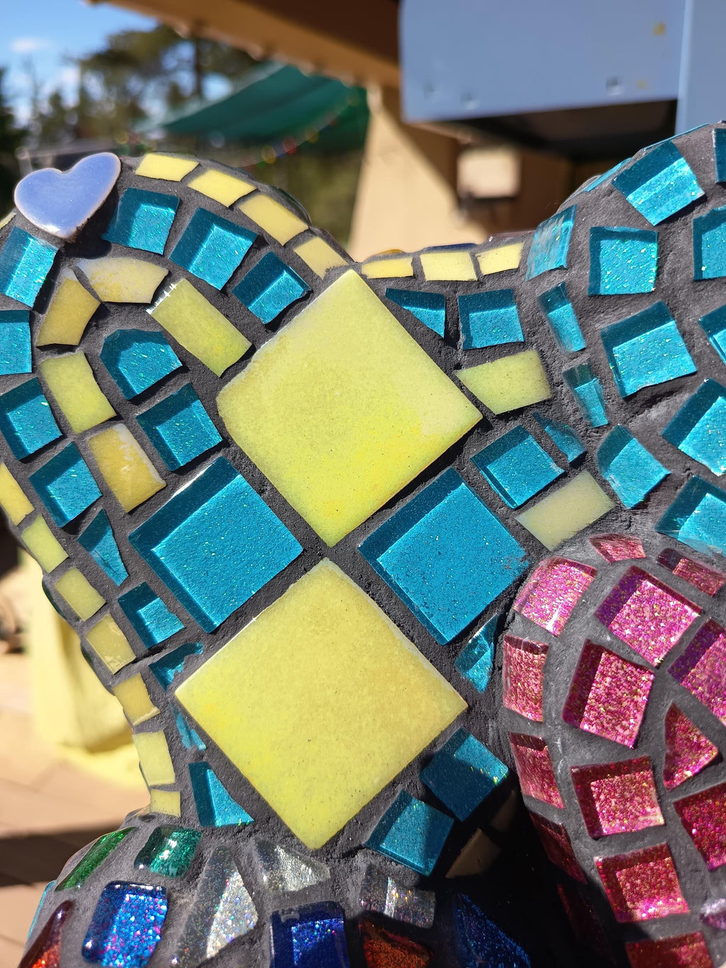 Cœur mosaïque holographique noir & néon – Déco pop arty faite main – Pièce unique scintillante