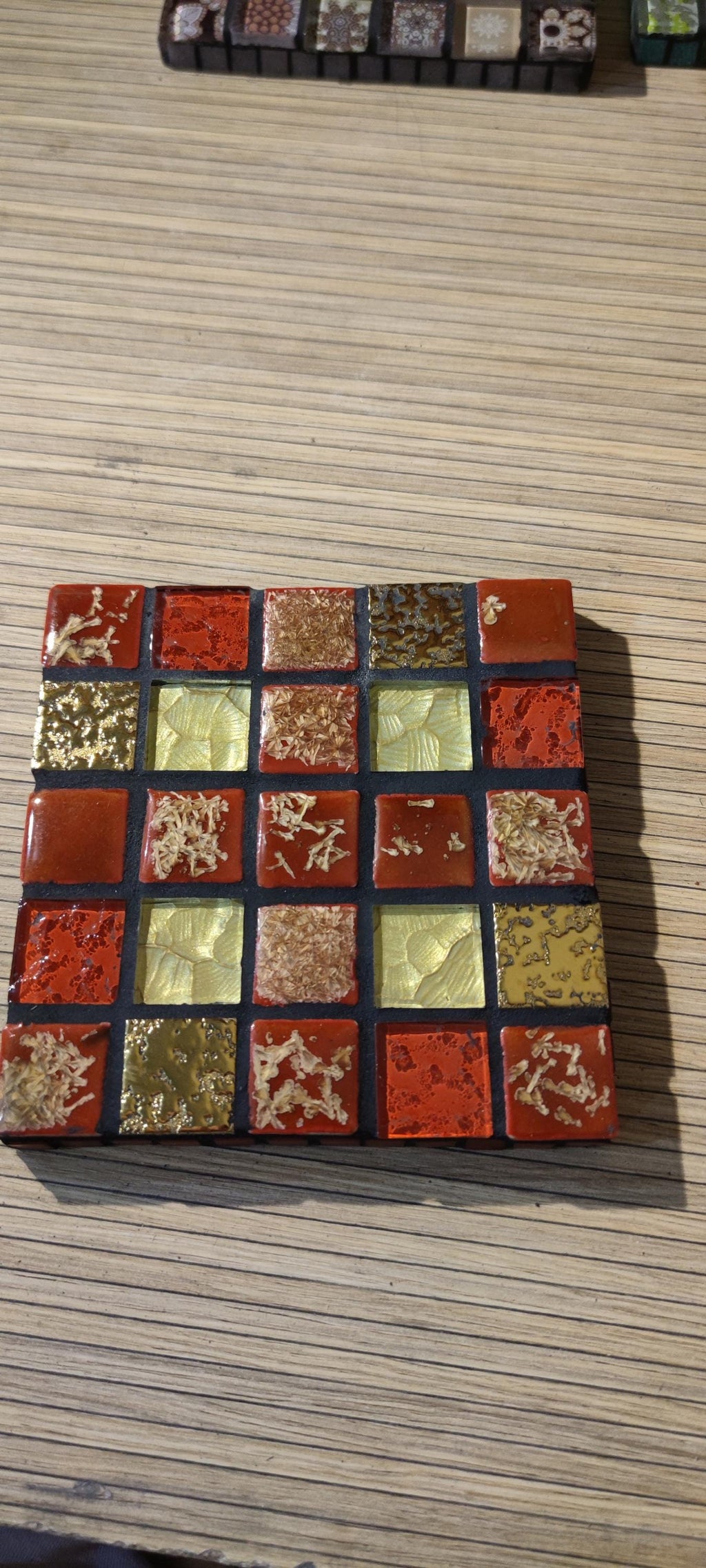 Dessous de plat mosaique rouge doré et noir