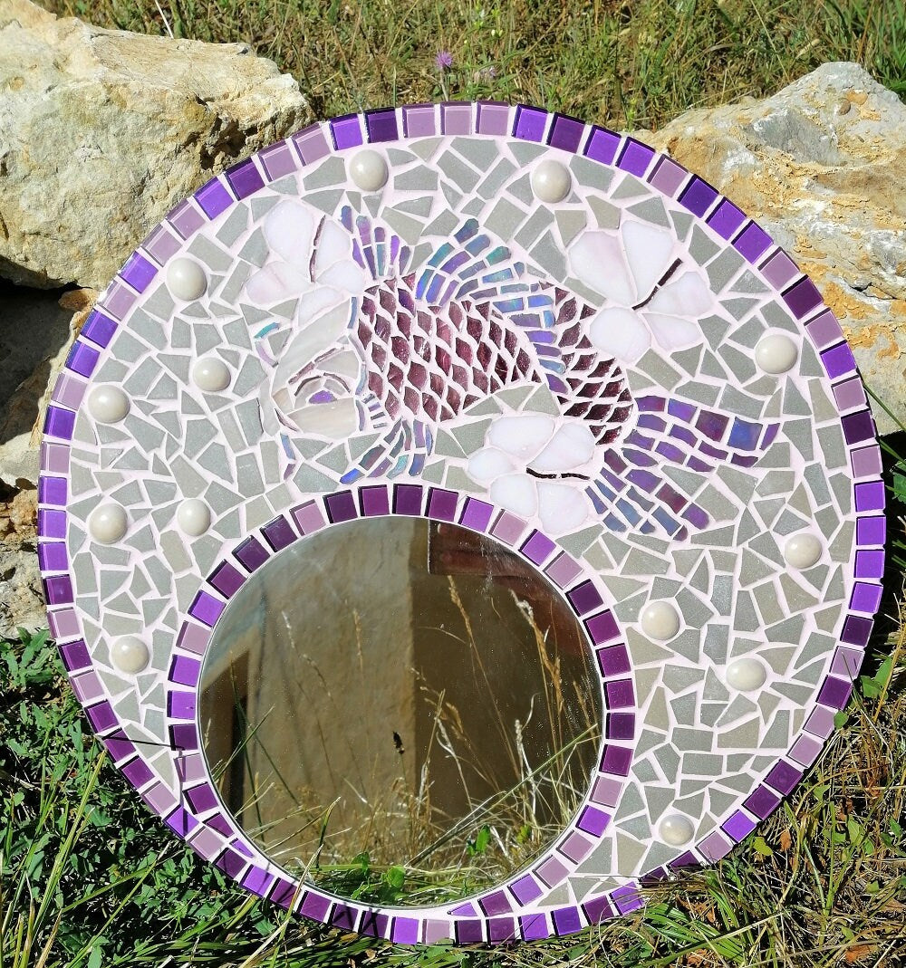 Miroir Carpe Koi mosaïque emaux de verre ton violet et gris -miroir personnalise