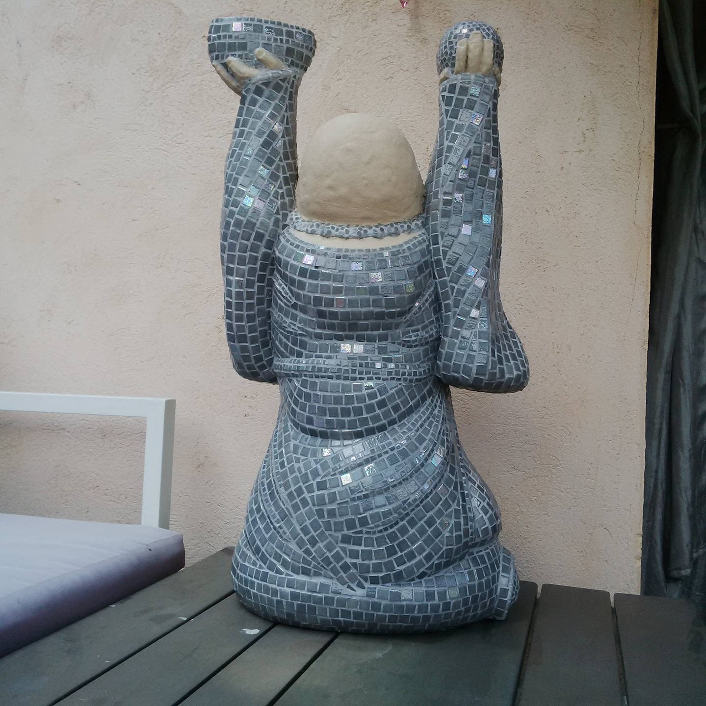 Sculpture mosaïque bouddha rieur– art déco fait main en mosaïque & verre – pièce unique pour intérieur / extérieur / jardin