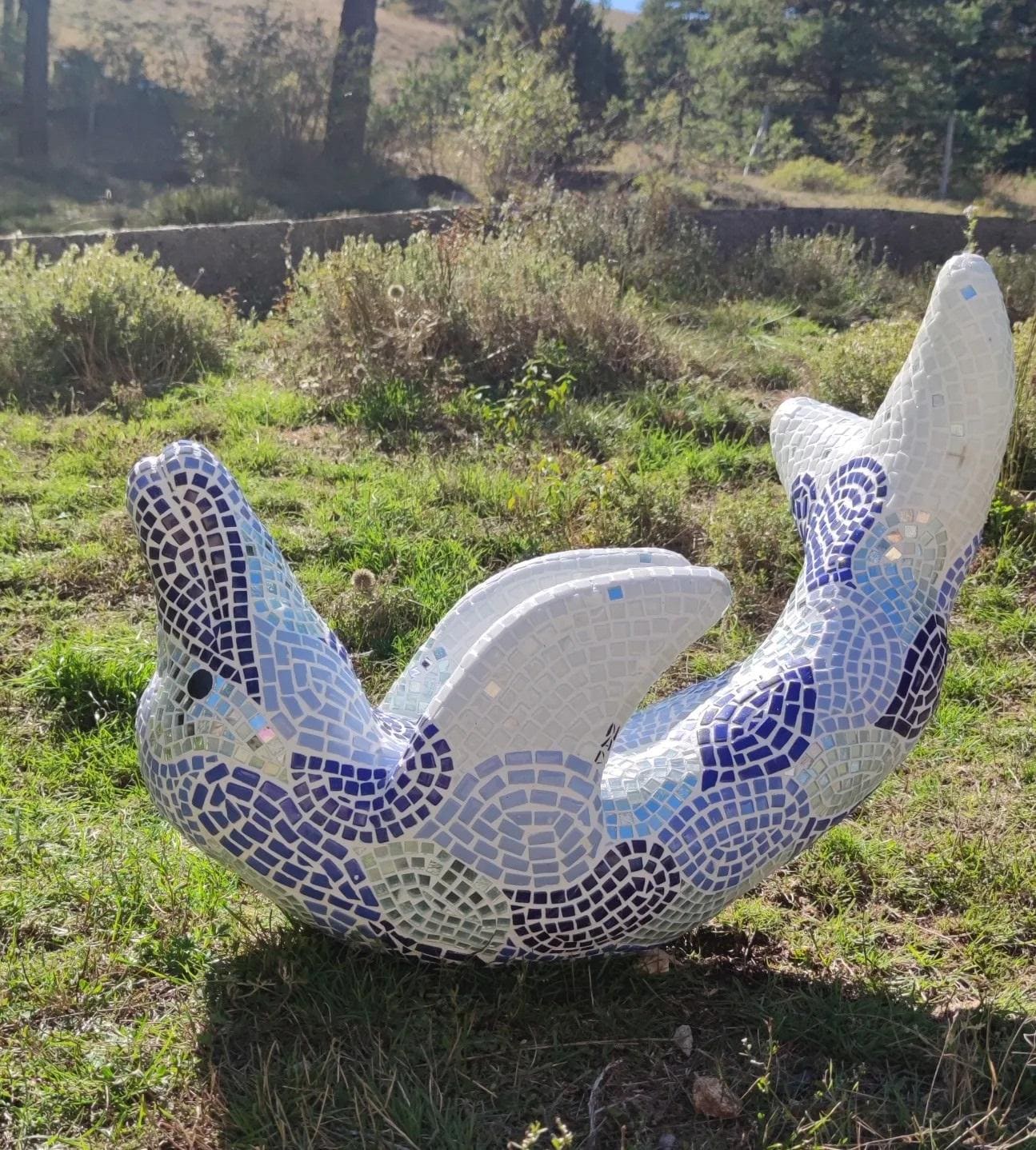 Sculpture mosaïque dauphin – art déco fait main en mosaïque & verre – pièce unique pour intérieur / extérieur / jardin