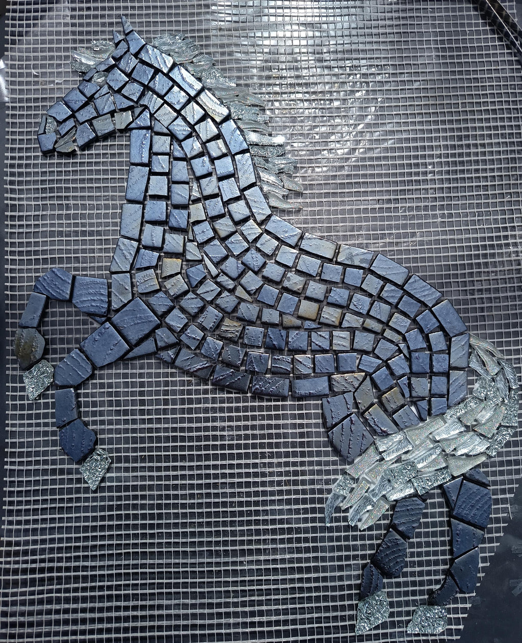 Cheval en mosaïque fait main – Décoration murale en verre gris argent – Art animalier – Création artisanale unique