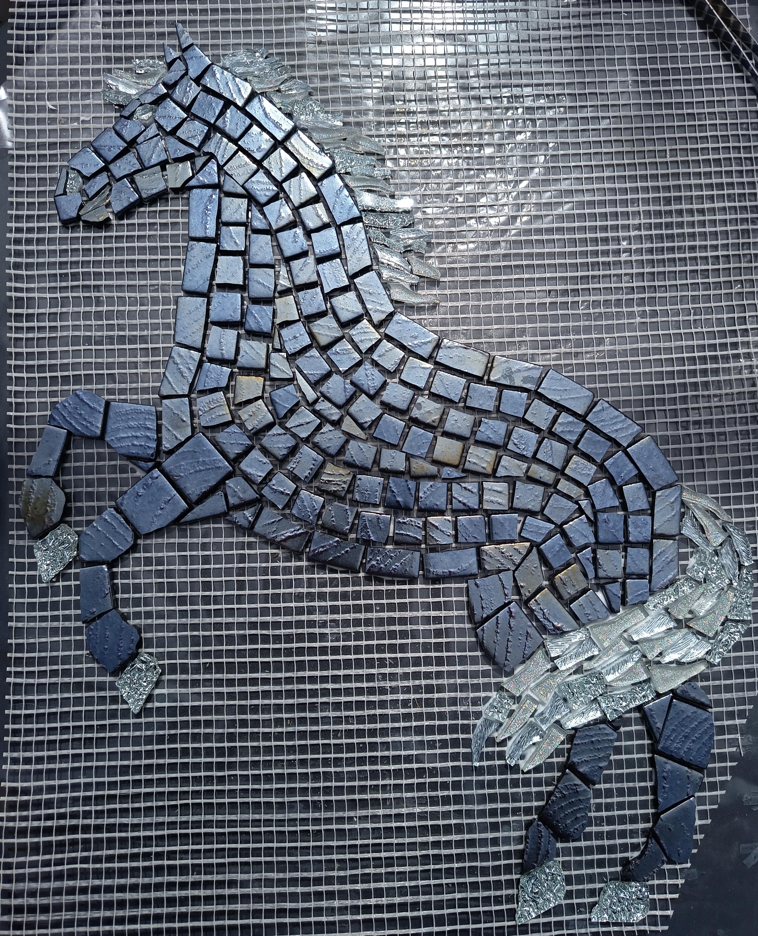 Cheval en mosaïque fait main – Décoration murale en verre gris argent – Art animalier – Création artisanale unique