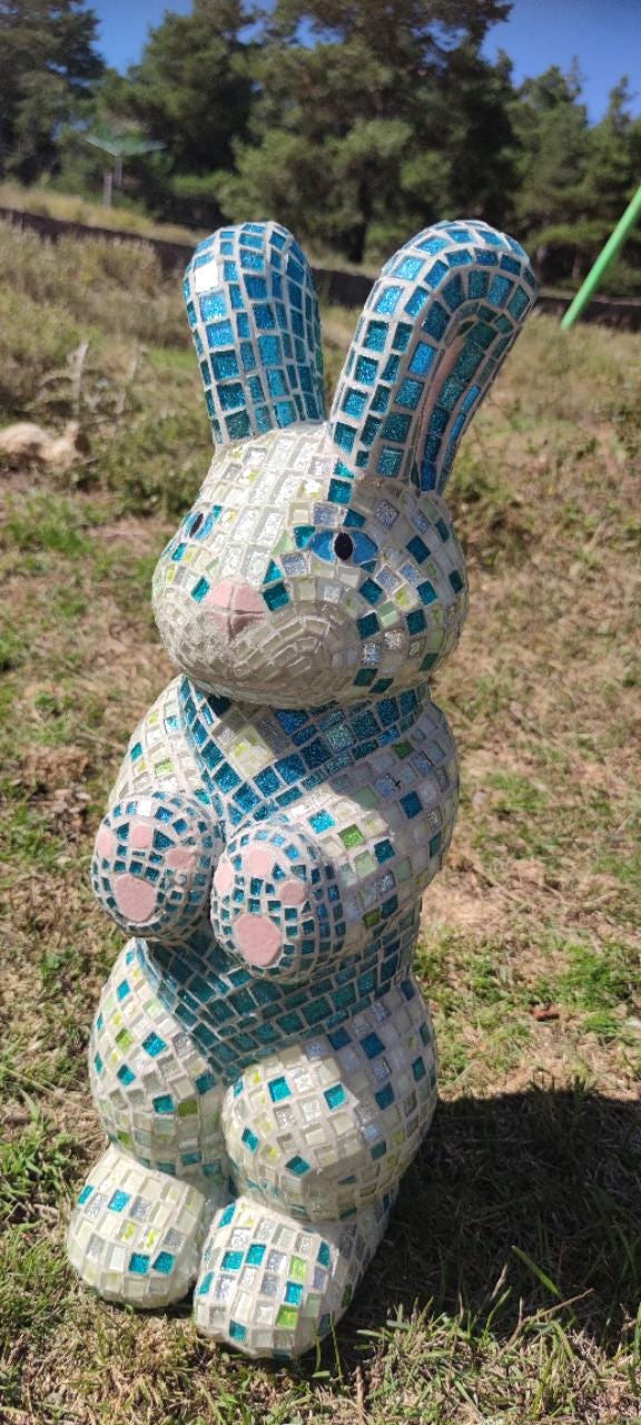 Sculpture lapin en mosaïque & verre – déco jardin ou intérieur – pièce unique fait main