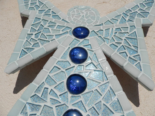 Ange mosaïque  vetrocristal bleu pailleté, emaux de verre bleu et bille de verre