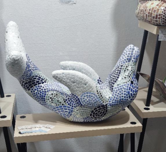Sculpture mosaïque dauphin – art déco fait main en mosaïque & verre – pièce unique pour intérieur / extérieur / jardin