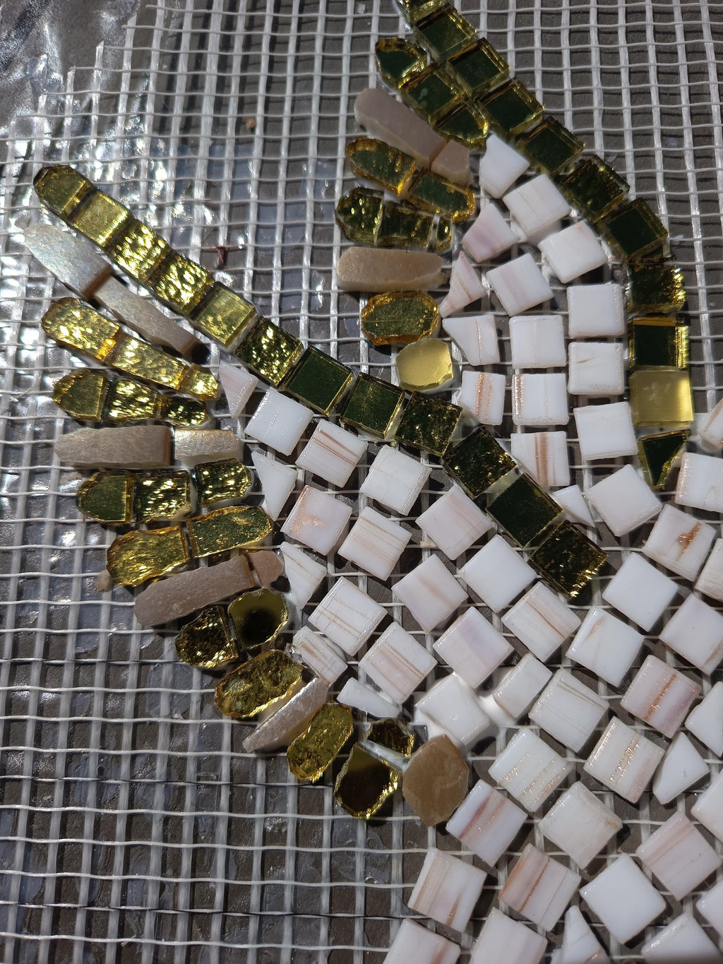 Colombe en mosaïque dorée fait main – Oiseau décoratif en verre – Déco murale élégante et lumineuse – Cadeau artisanal unique