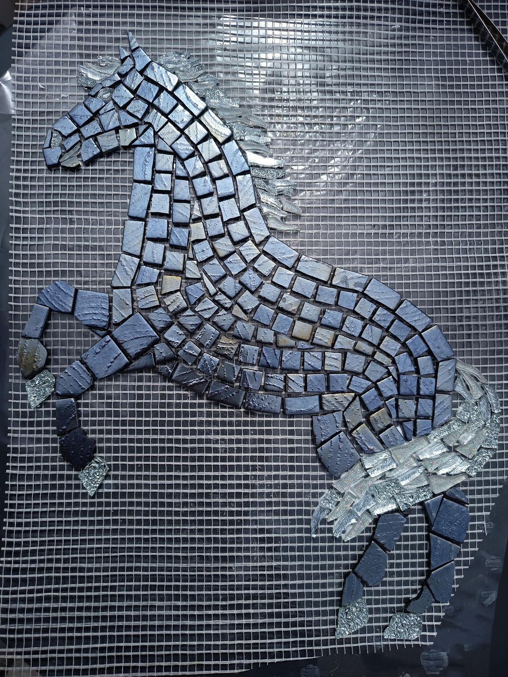 Cheval en mosaïque fait main – Décoration murale en verre gris argent – Art animalier – Création artisanale unique