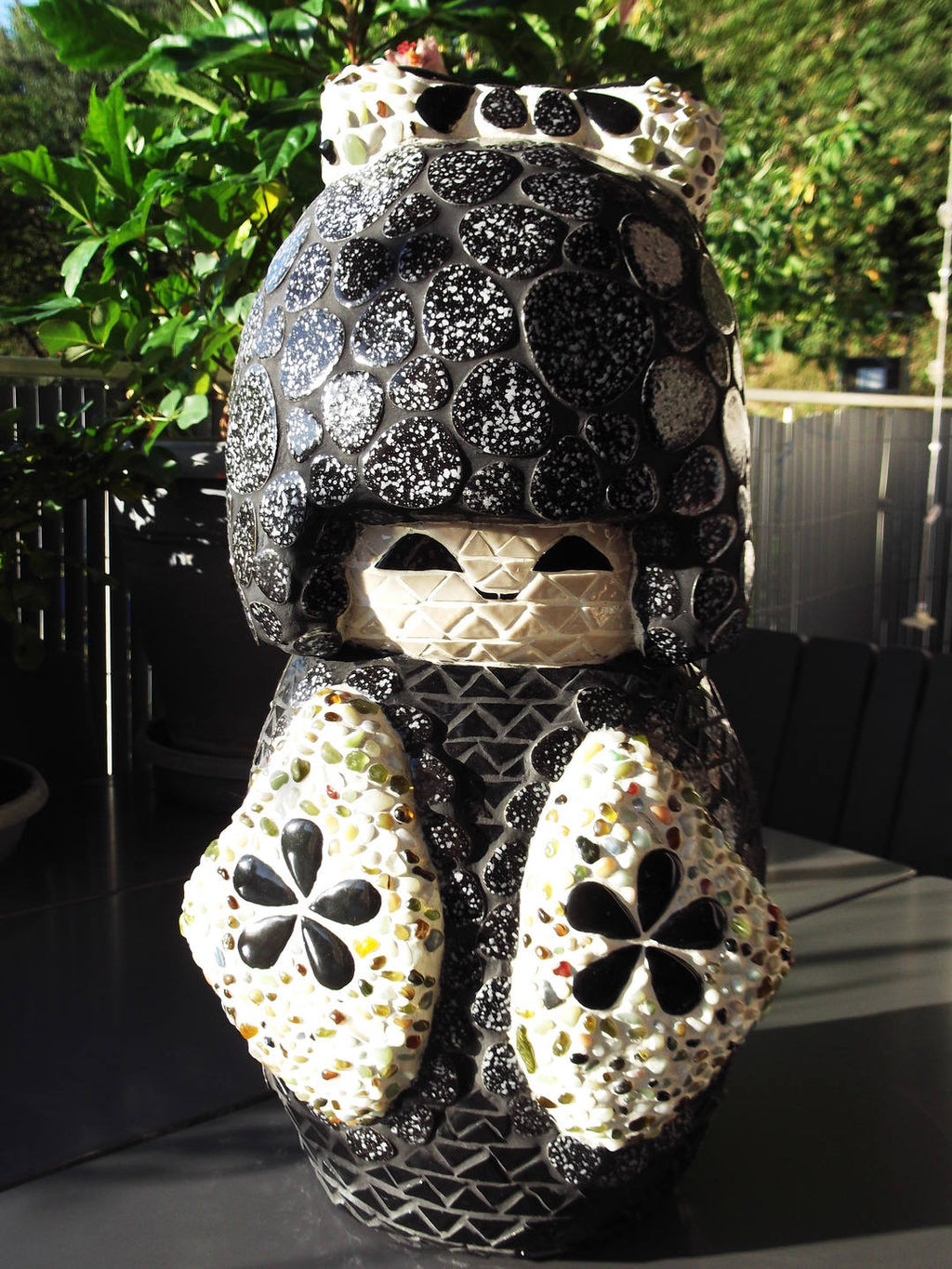Sculpture mosaïque poupée japonaise– art déco fait main en mosaïque & verre – pièce unique pour intérieur / extérieur / jardin