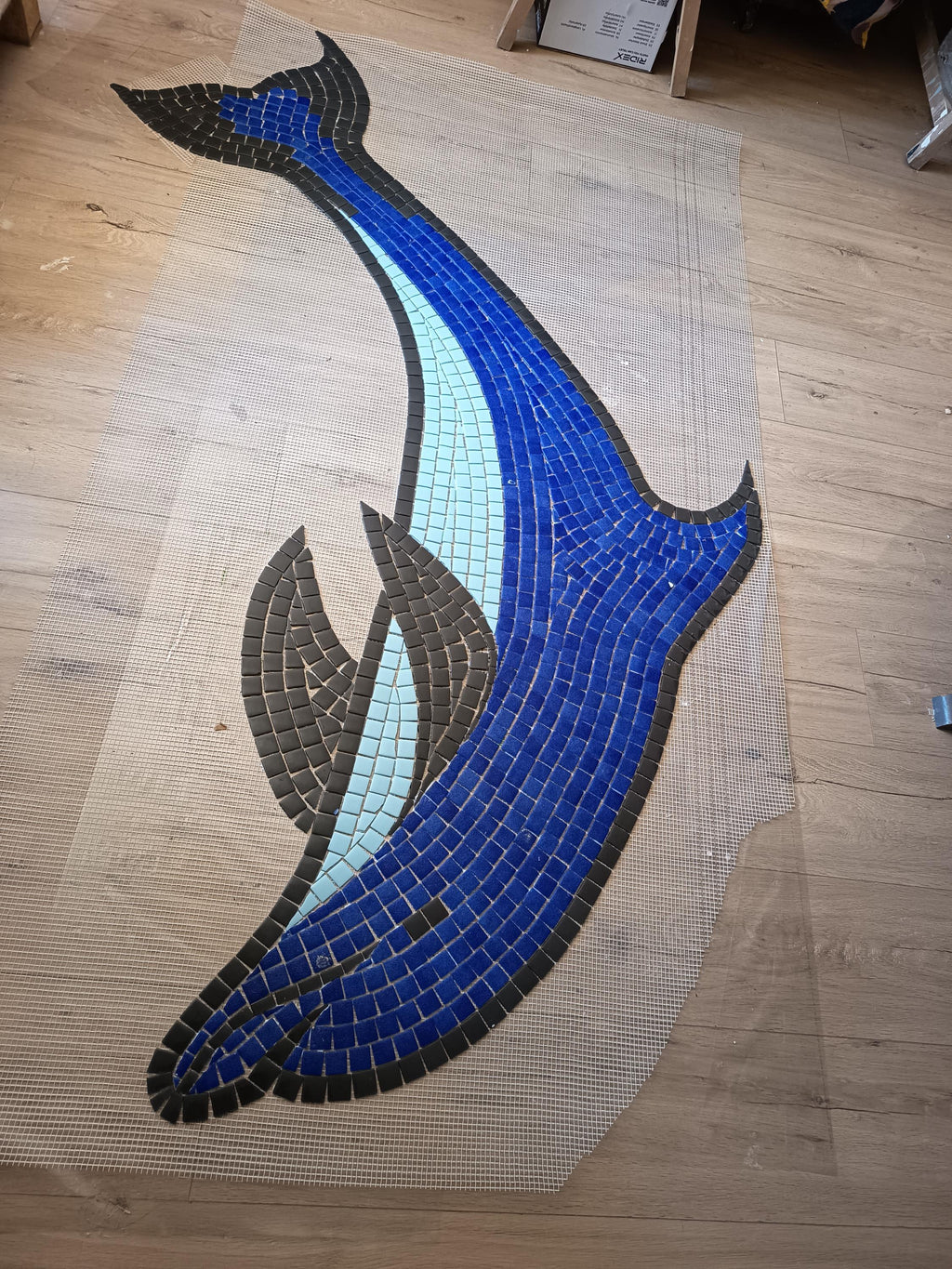Dauphin mosaïque emaux de verre pour piscine en stock