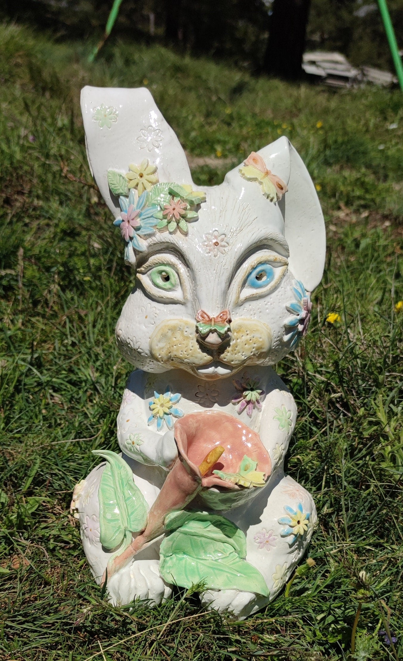 Hase aus weißem Steingut - Keramikhase-Skulptur