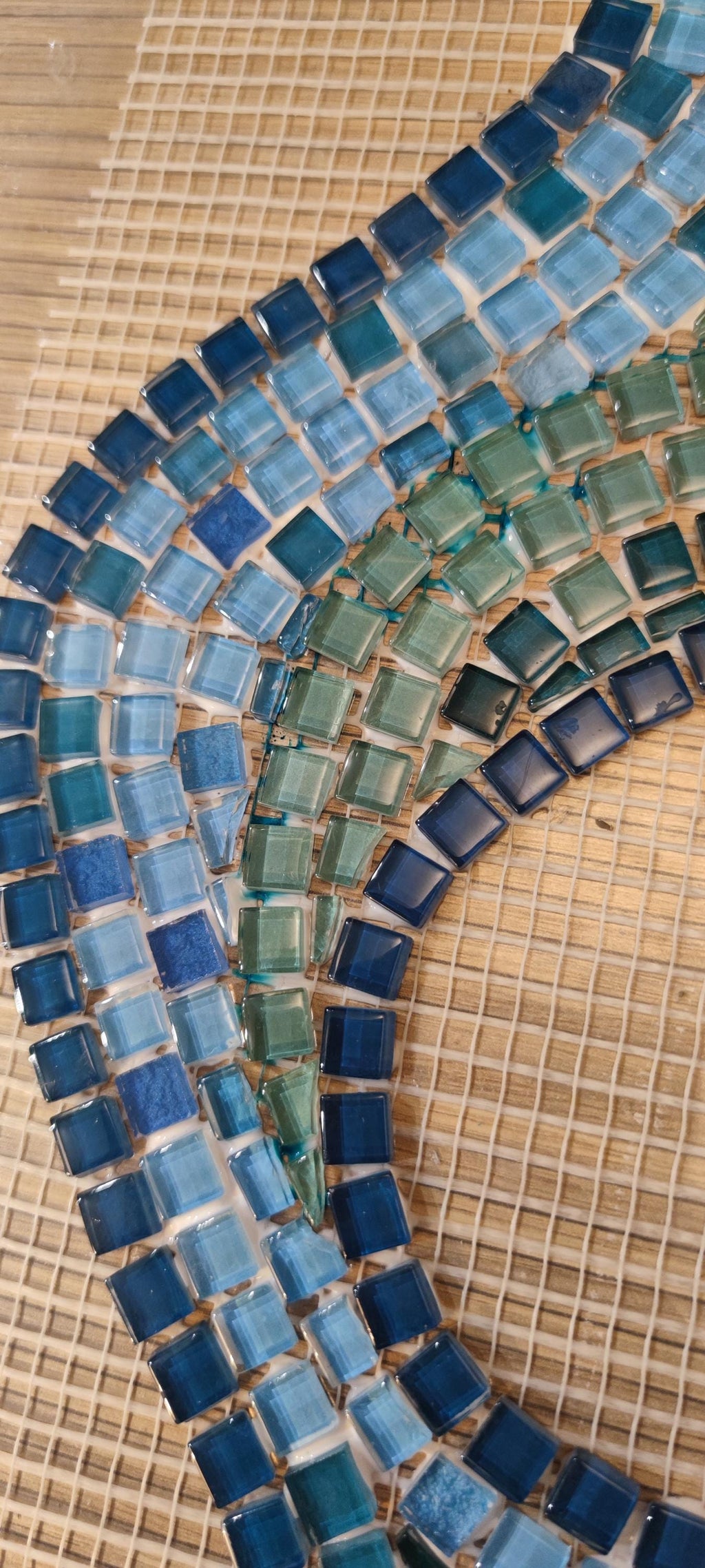 Petit dauphin mosaïque bleu et vert turquoise