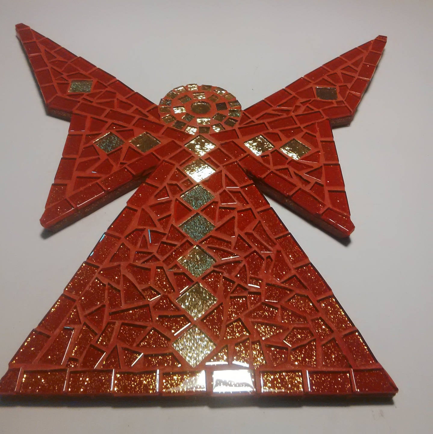 Ange mosaïque rouge pailleté et doré emaux de verre et vetrocristal